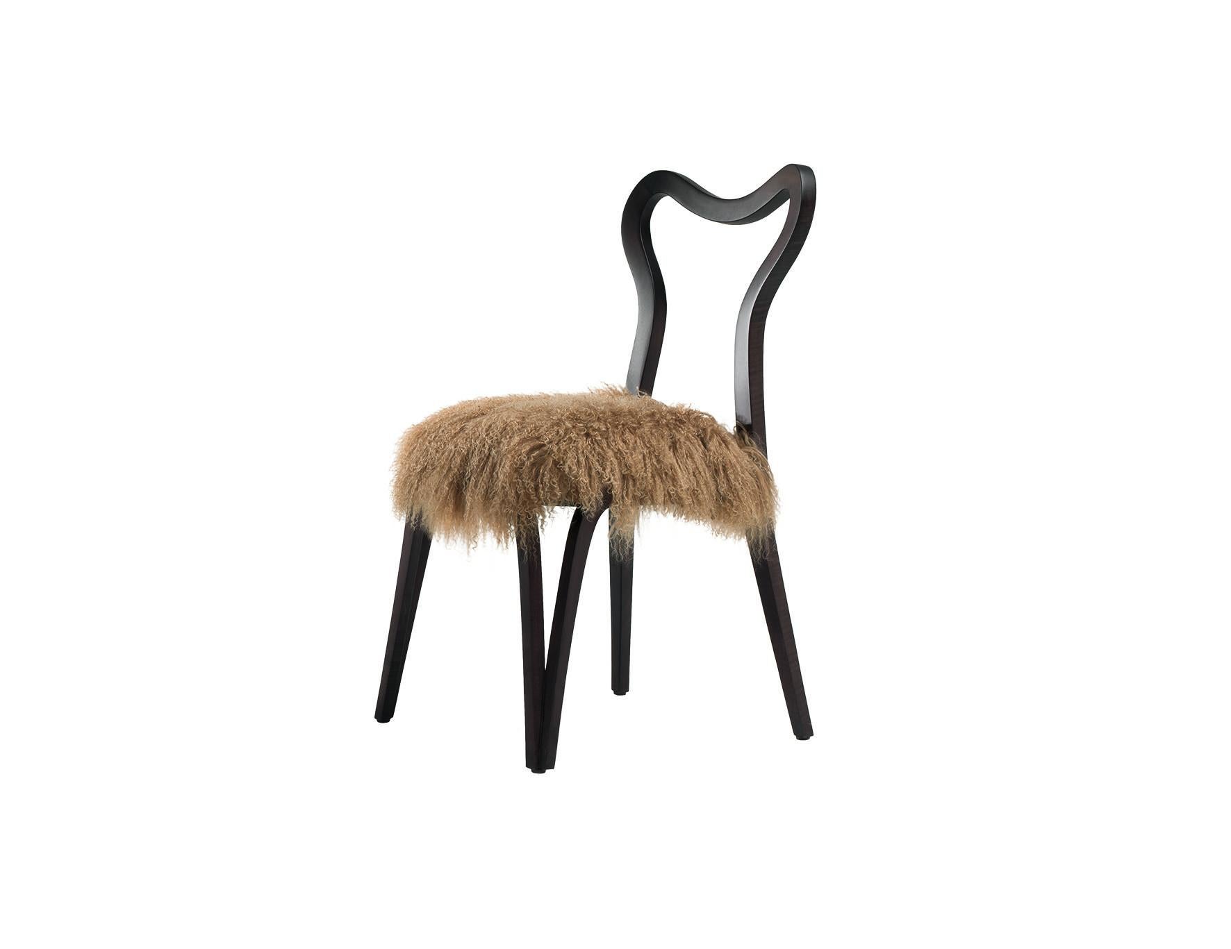 La sedia da pranzo Daina è realizzata con un'attenzione meticolosa ai dettagli e presenta una struttura in noce massiccio con finitura in noce scuro, che aggiunge un tocco di ricchezza ed eleganza al tuo spazio da pranzo.

Progettata per il design e