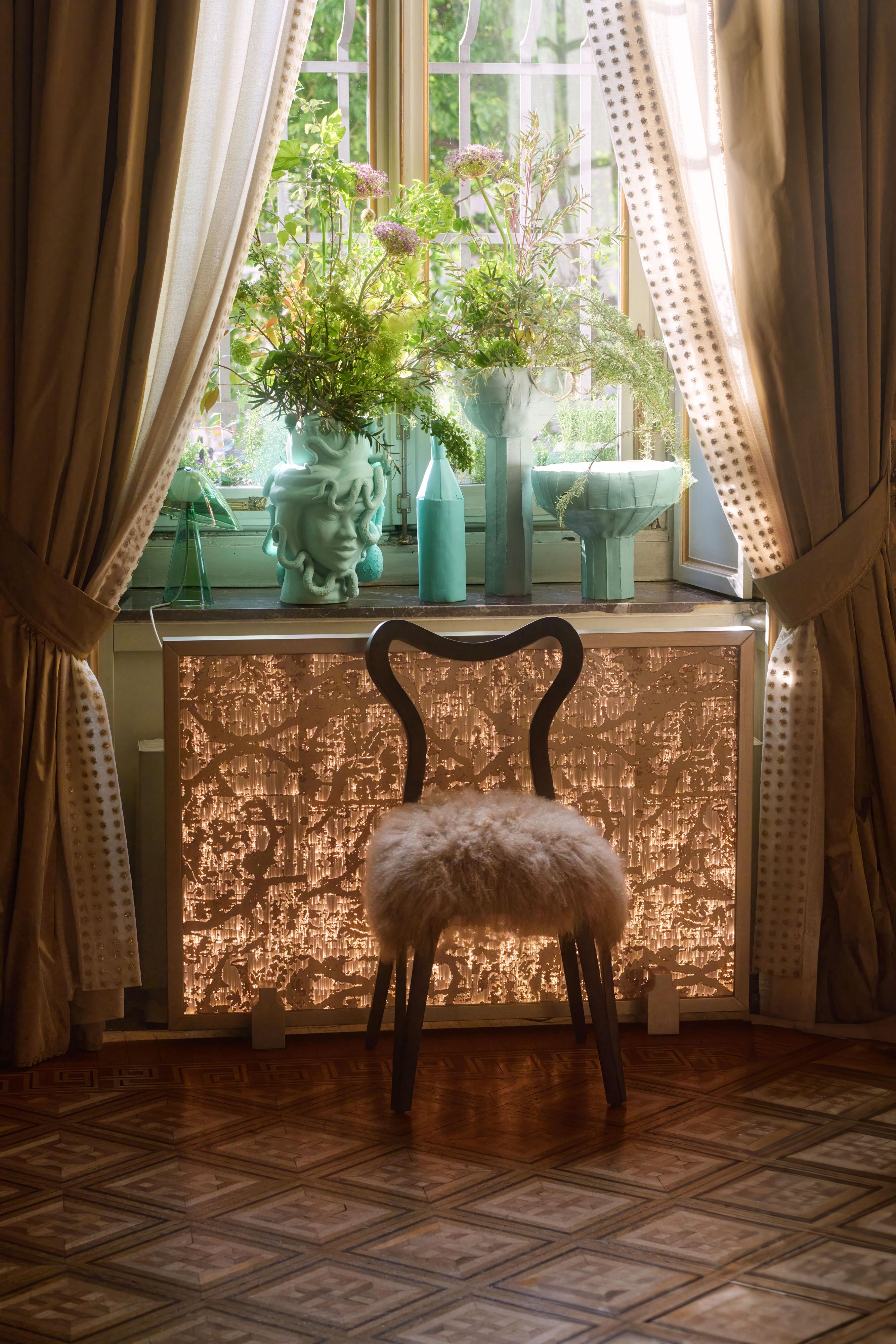 Italiano DAINA Sedia da pranzo in pelliccia d'agnello Tibet in noce massiccio di Nigel Coates in vendita