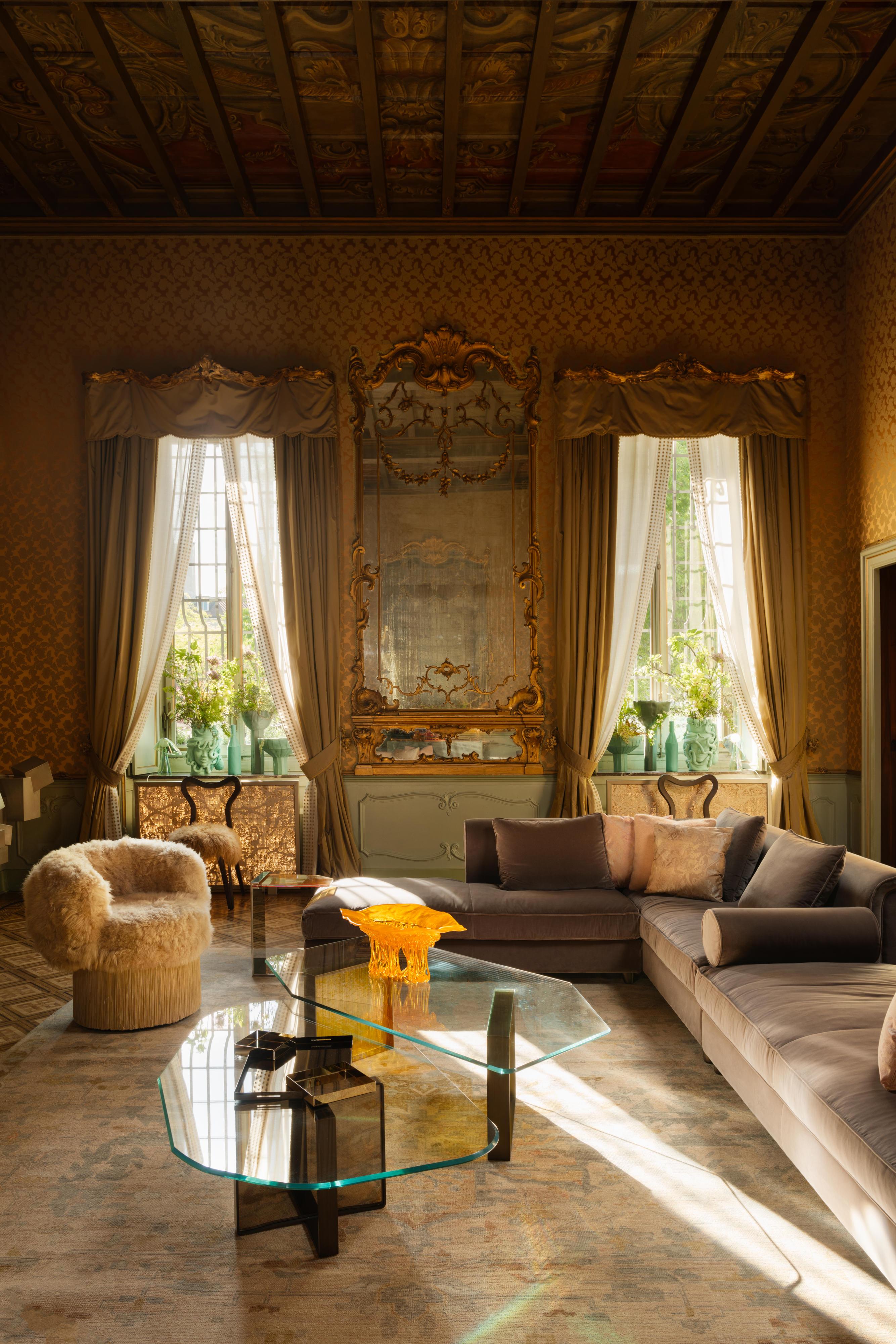 Fatto a mano DAINA Sedia da pranzo in pelliccia d'agnello Tibet in noce massiccio di Nigel Coates in vendita