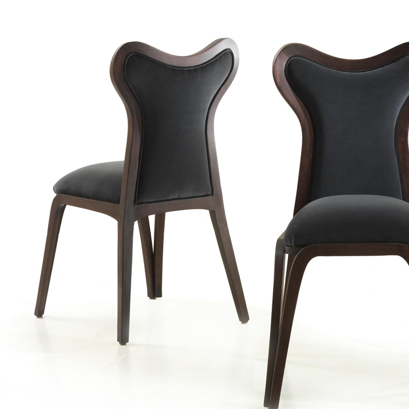 Eine atemberaubende Reihe von Kurven zeichnet das elegante und verspielte Design dieses Stuhls aus. Entweder mit mehreren Exemplaren um einen Esstisch herum oder hinter einem klassischen Schreibtisch platziert, ist dies eine zeitlose Ergänzung