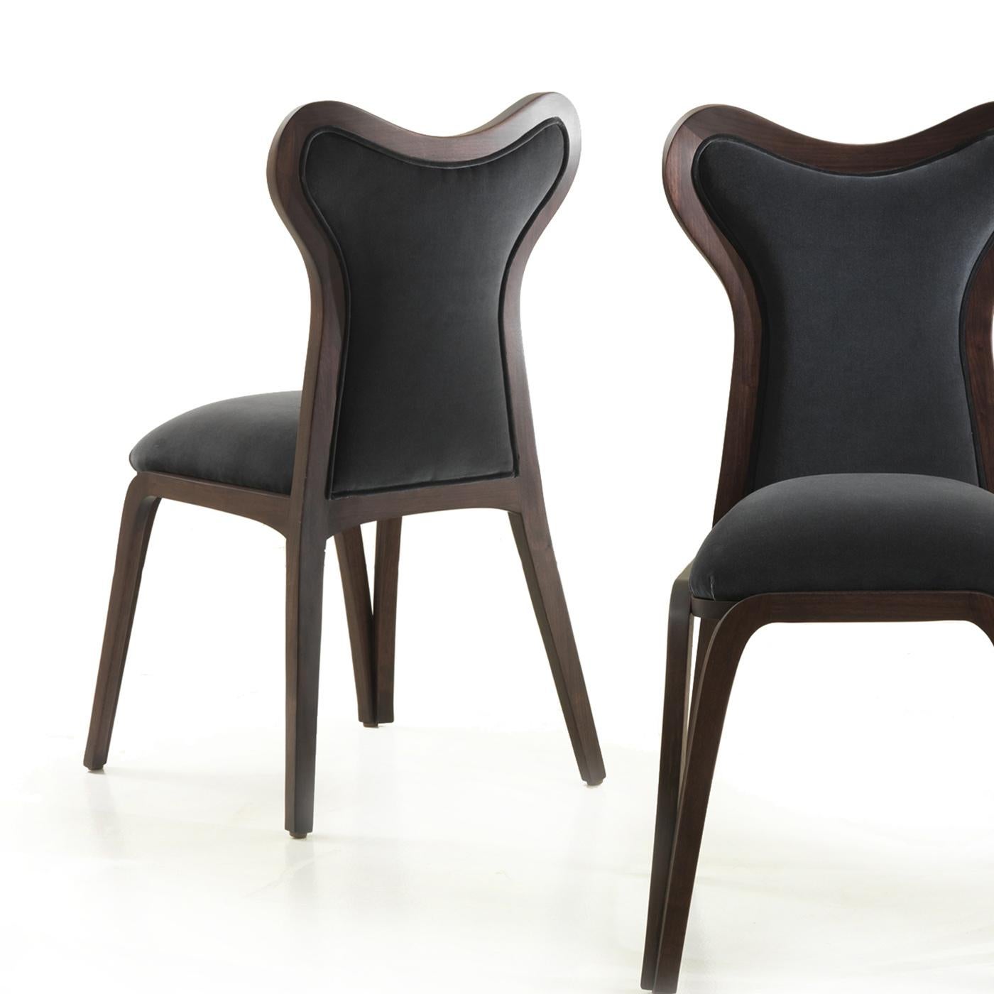 Una straordinaria serie di curve contraddistingue il design elegante e giocoso di questa sedia. Esposto a più riprese intorno a un tavolo da pranzo o dietro una scrivania classica, sarà un'aggiunta senza tempo sia agli interni classici che a quelli