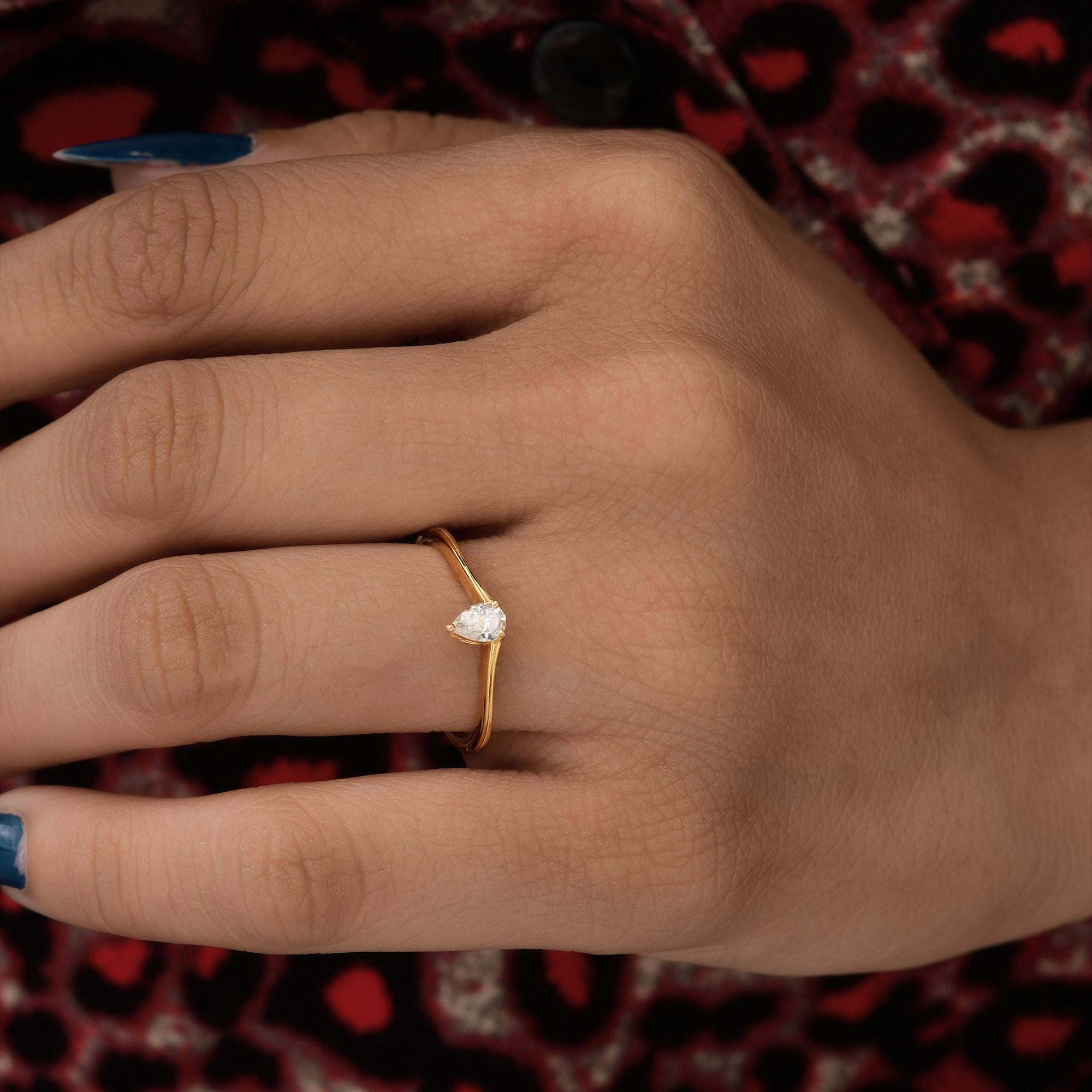 Im Angebot: Zierlich 0,19 Karat Birne Diamant Solitär Ring Alle Tarife bezahlt 18k Gelbgold () 2