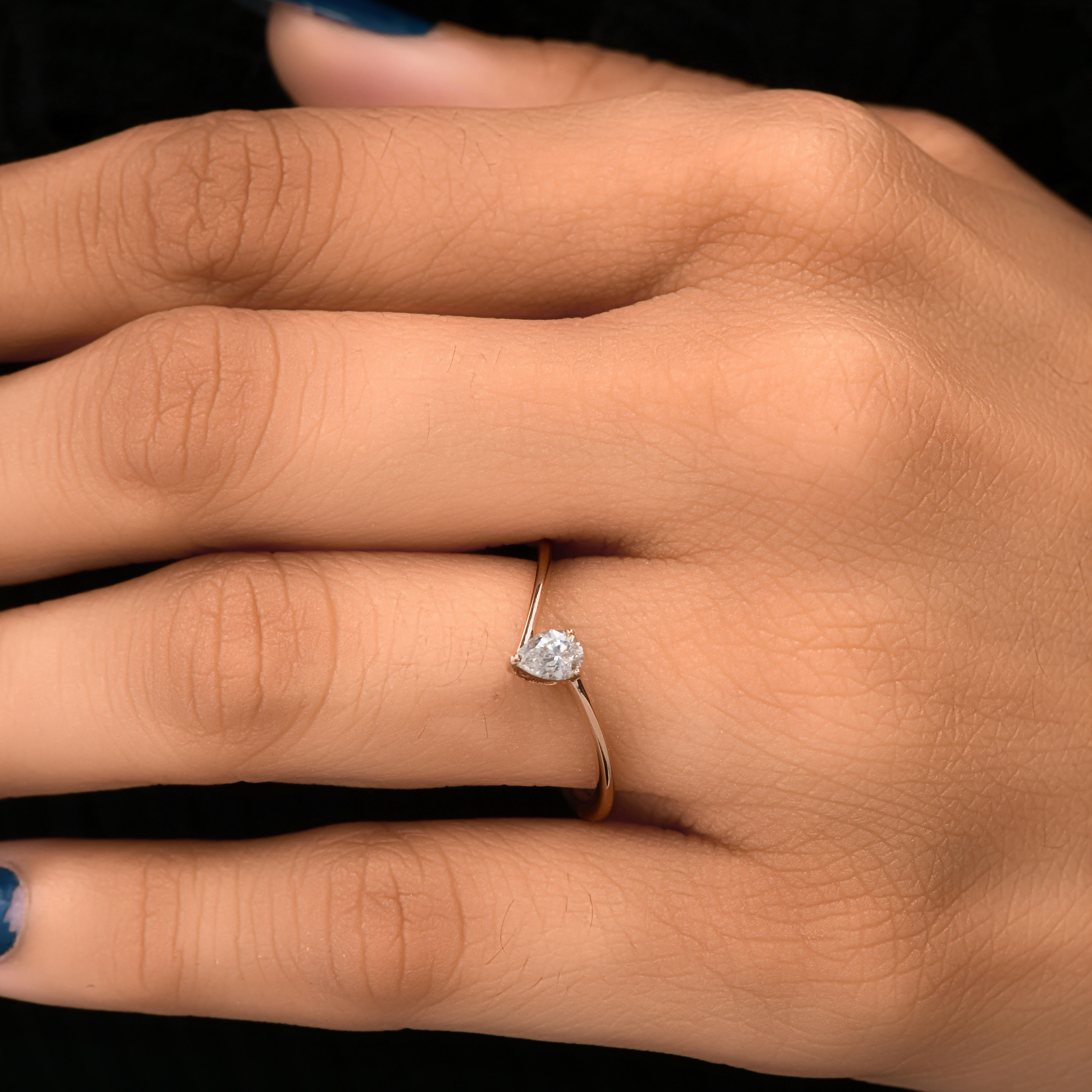 Im Angebot: Zierlicher 0,24 Karat Diamant im Birnenschliff 14 Karat Roségold Versprechensring für Frauen () 2