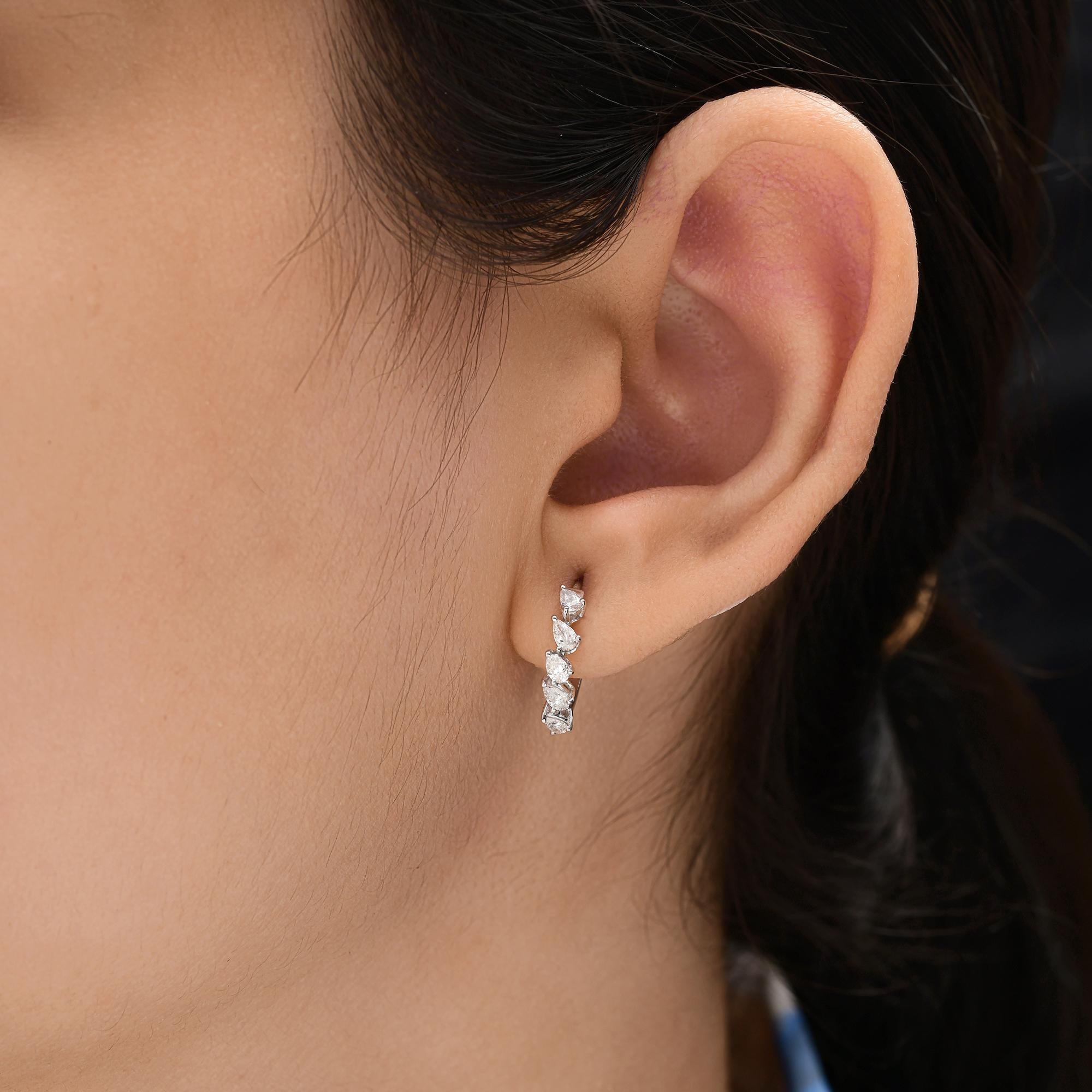 Delicados pendientes de aro abrazador con diamantes talla pera SI/HI de 0,48 qt y oro blanco de 18 quilates 
Estos elegantes y refinados aros de estilo abrazador están adornados con una disposición perfecta de diamantes talla pera, engastados hacia