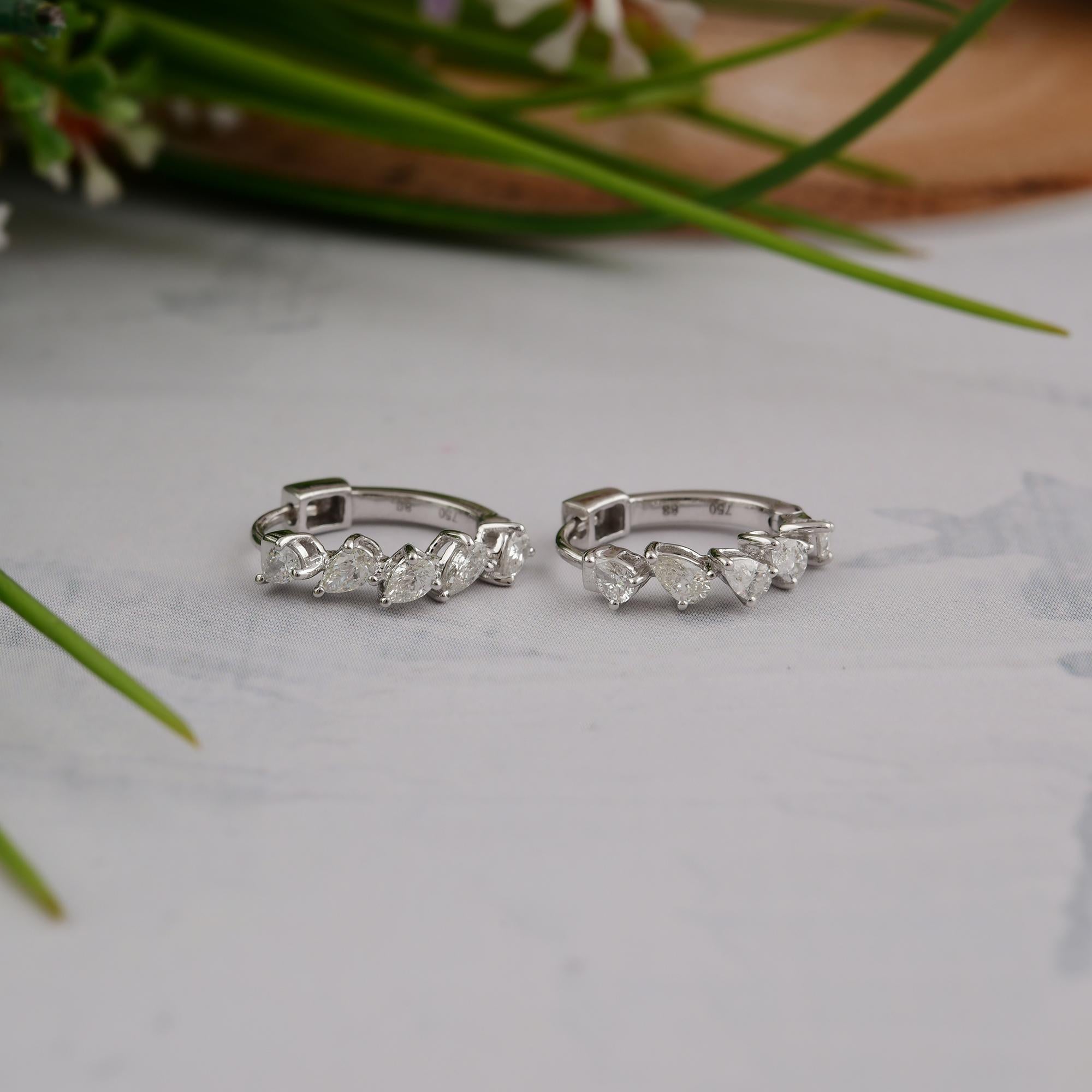 Delicados pendientes de aro abrazador con diamantes talla pera SI/HI de 0,48 qt y oro blanco de 18 quilates Modernista en venta