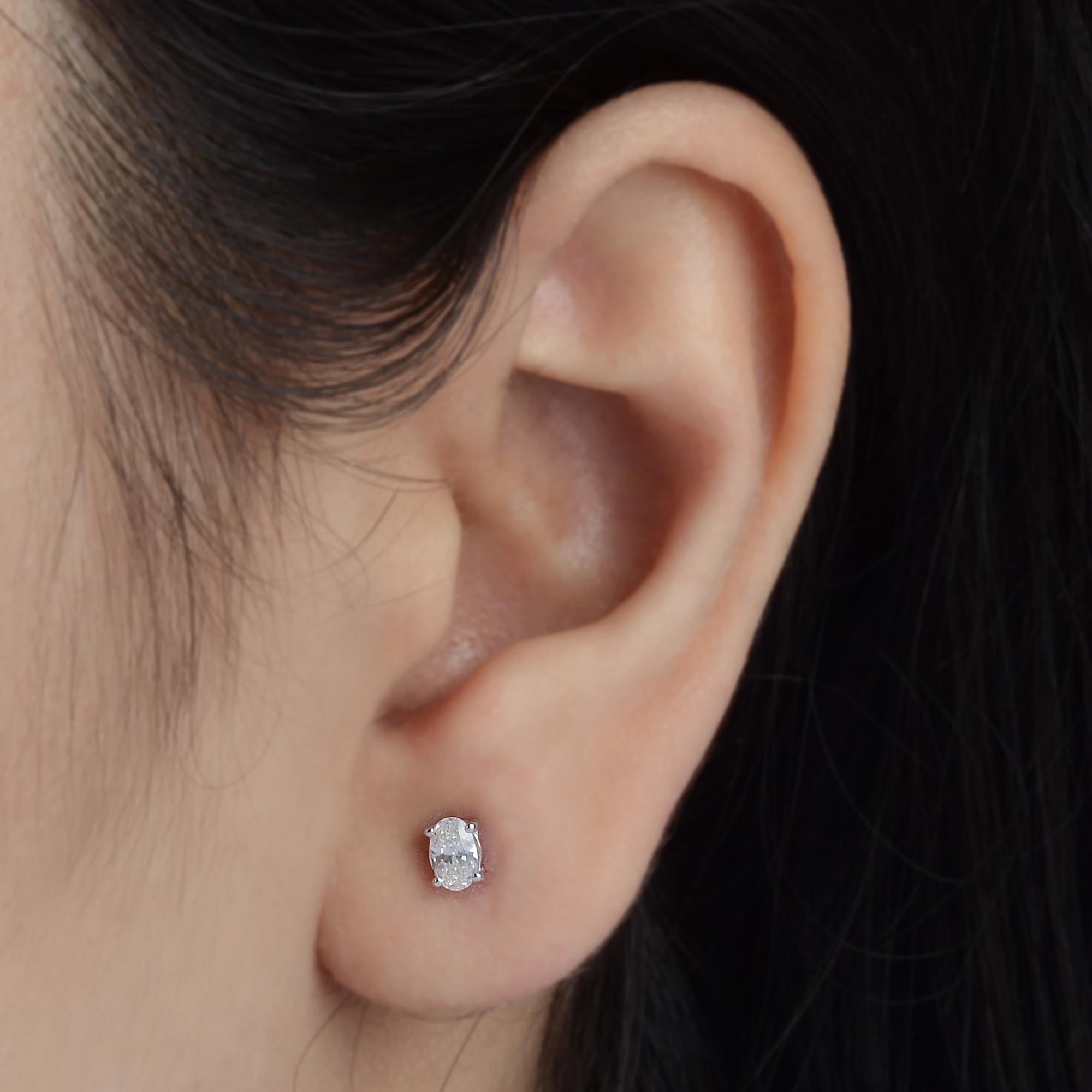 Taille ovale Dainty 0.49 Carat SI/H Oval Diamond Solitaire Stud Ears 18k Solid White Gold en vente