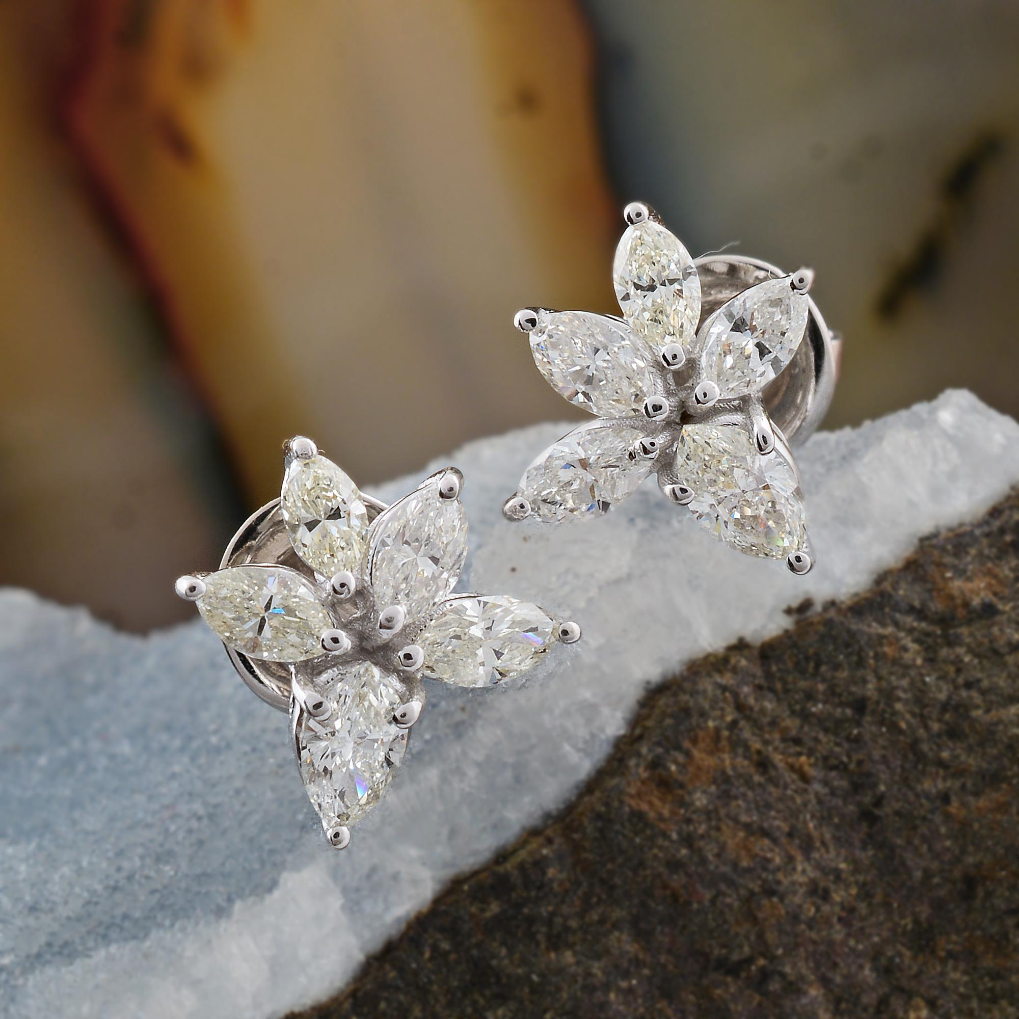 Delicados pendientes de oro blanco de 14k con racimo de diamantes de 1,2 quilates en forma de estrella
Cada pendiente presenta un motivo floral de 6 pétalos, formado por diamantes blancos talla pera colocados de forma intrincada que imitan las gotas