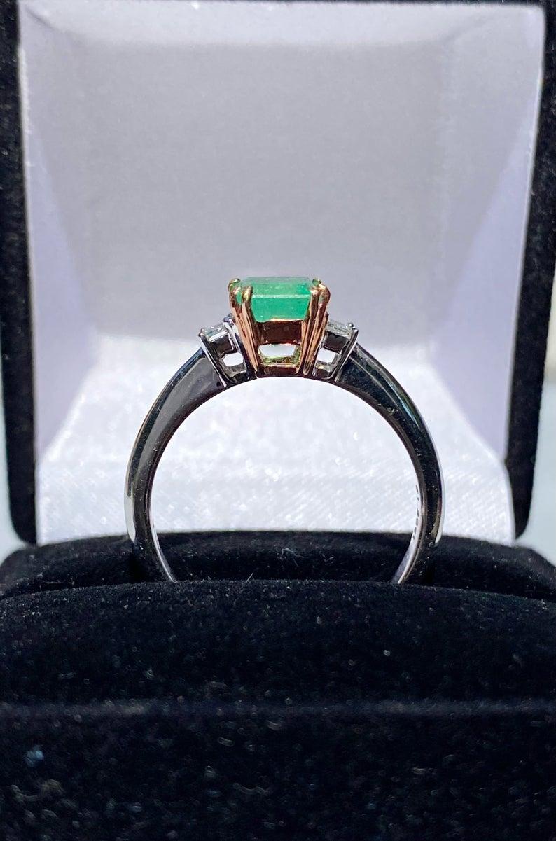 Verlobungsring mit 1,20 Karat kolumbianischem Smaragd im Smaragdschliff und Diamanten, 18 Karat im Zustand „Neu“ im Angebot in Miami, FL