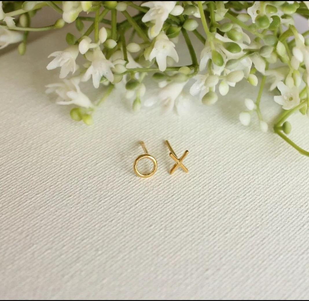 Dainty 14k Solid Gold Minimalist XO Earrings Fashion Earring Piercing Jewelry. For Sale 6