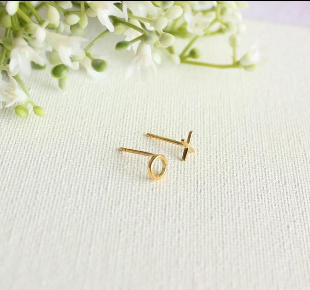 Women's or Men's Dainty 14k Solid Gold Minimalist XO Earrings Fashion Earring Piercing Jewelry. For Sale