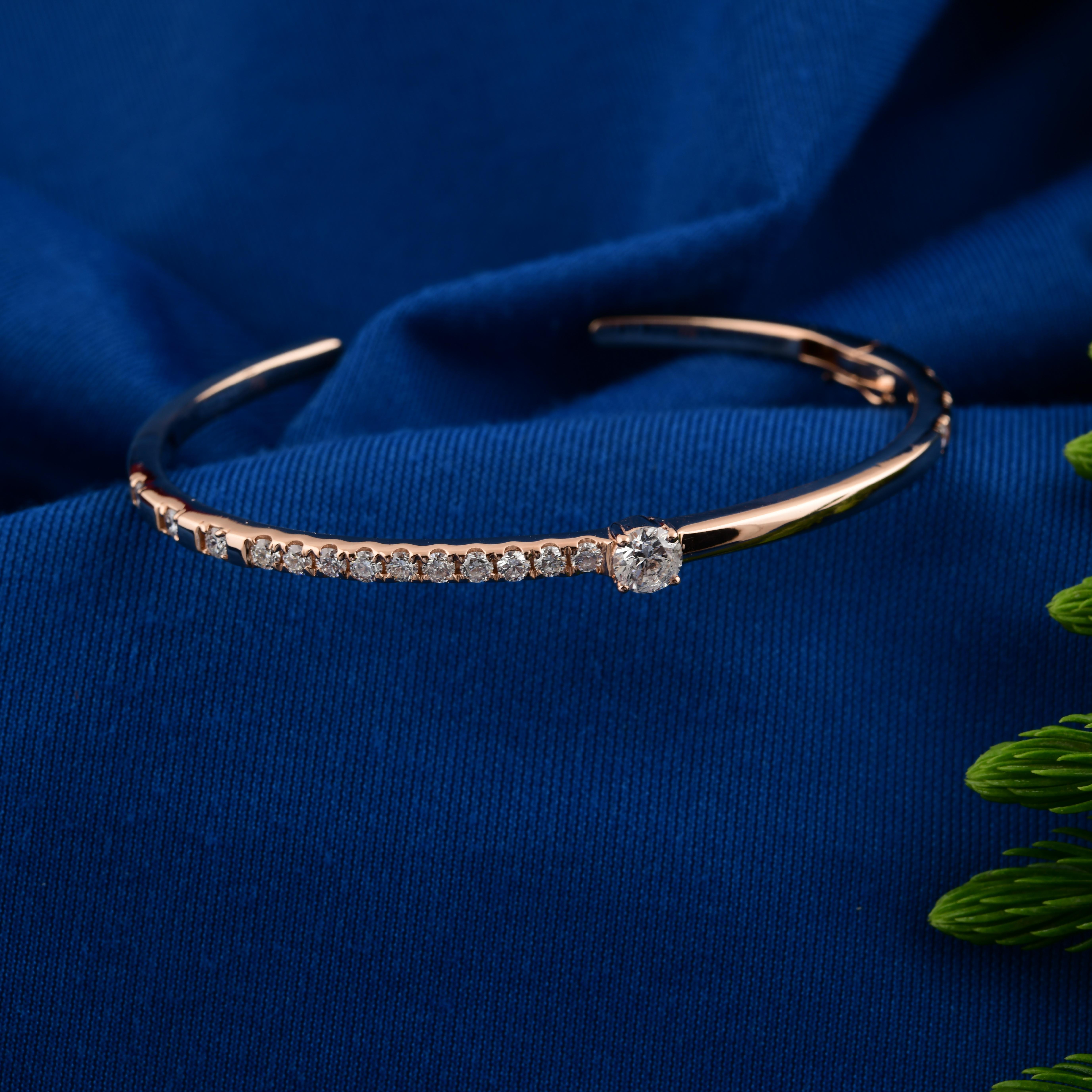 Bracciale con diamanti naturali da 1,16 carati in oro rosa 18 carati Tutti i prezzi sono pagati 
Elegato con un brillante diamante naturale rotondo centrale affiancato da una fila di diamanti più piccoli delicatamente incastonati, questo bracciale è
