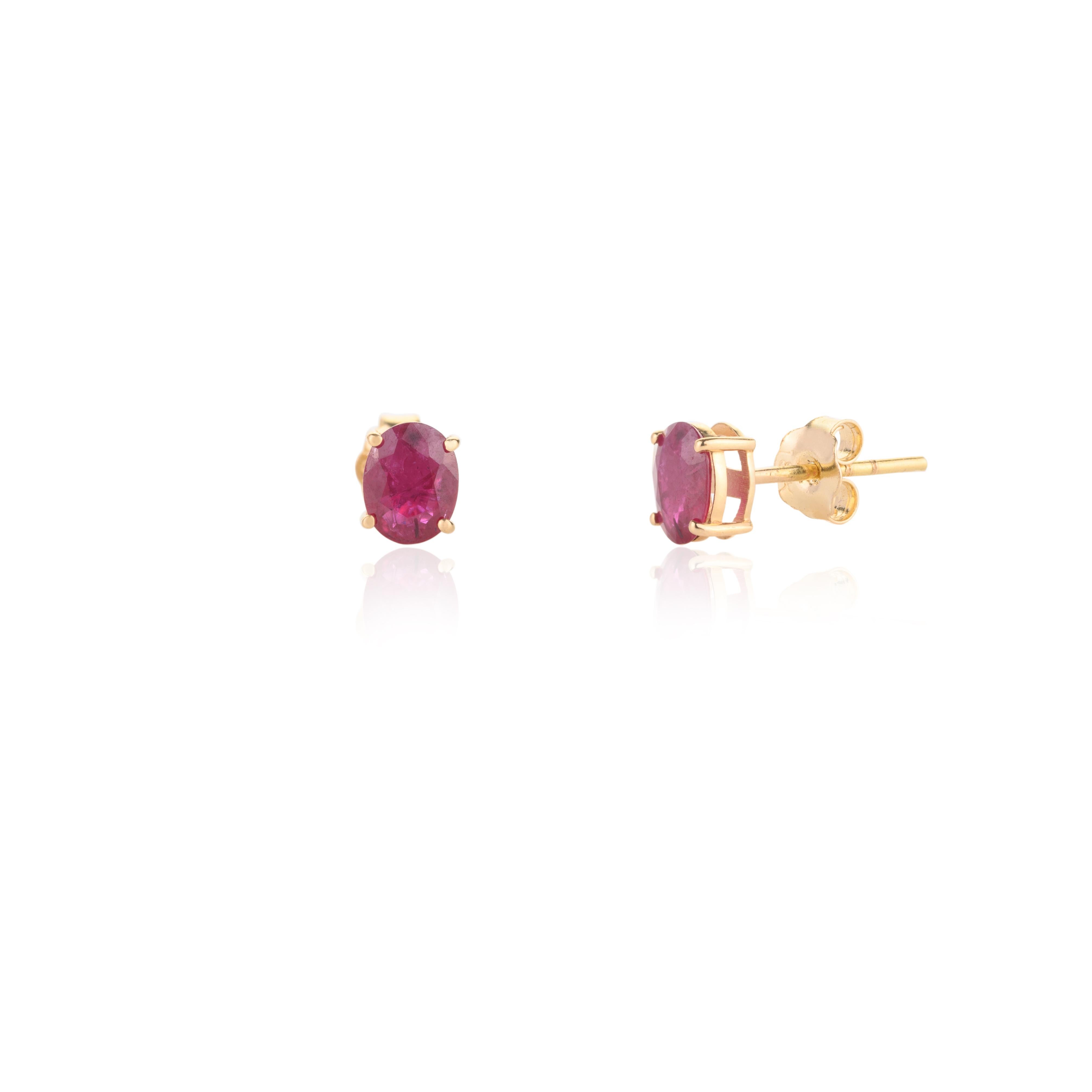 Dainty 18k Solid Yellow Gold Genuine Ruby Pendant and Earrings Jewelry Set In New Condition For Sale In New York, NY