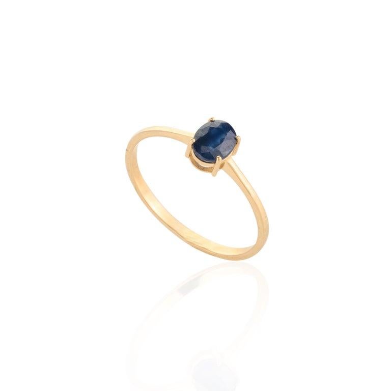 Intemporelle et élégante, cette parure 3 pièces est réalisée en luxueux or jaune 18 carats, avec des saphirs de taille ovale d'un bleu profond qui rayonnent d'une sophistication classique. L'ensemble comprend une bague solitaire minimaliste, une