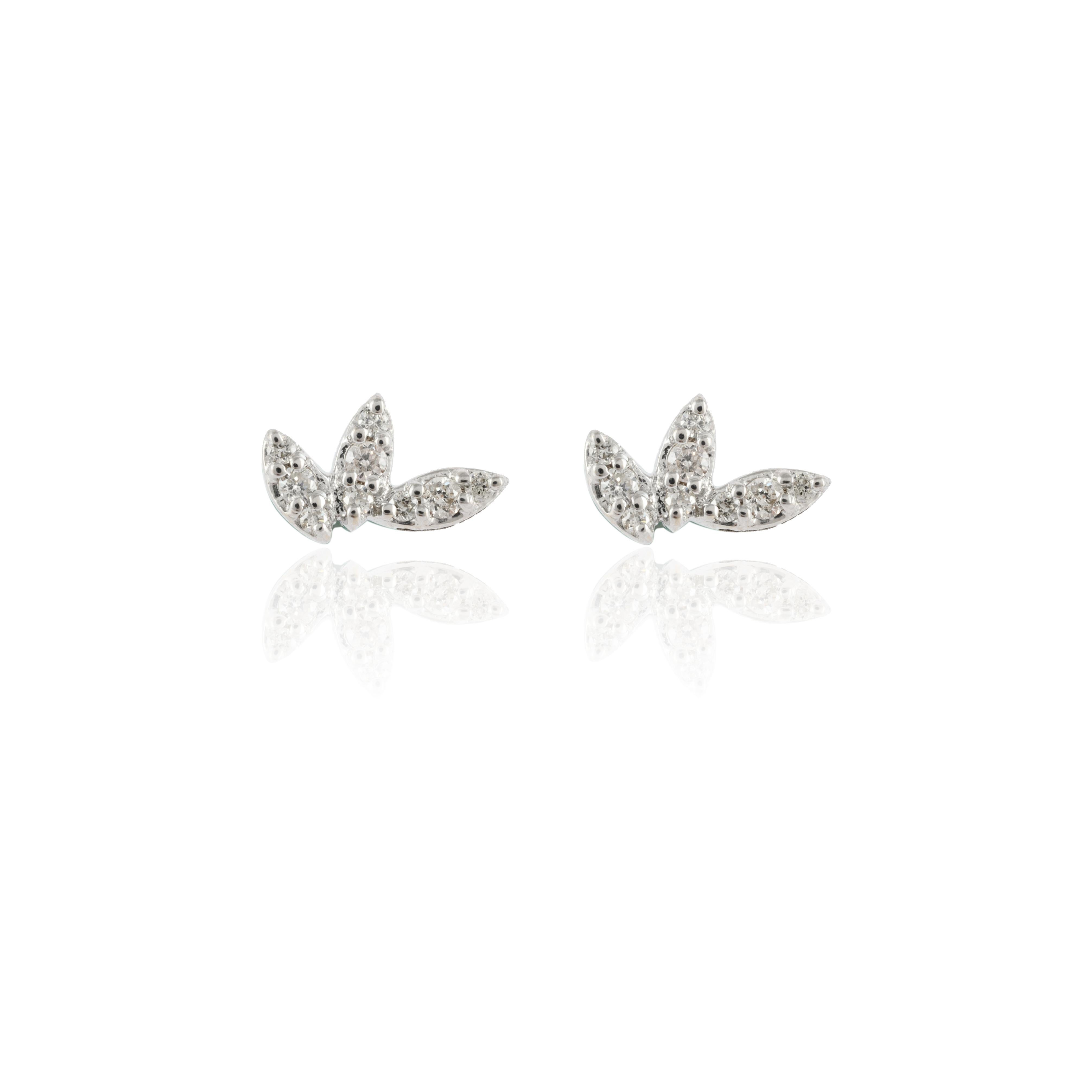 Zierliche Diamantblatt-Ohrringe aus 18 Karat Gold, die Ihren Look unterstreichen. Sie brauchen Ohrstecker, um mit Ihrem Look ein Statement zu setzen. Diese Ohrringe mit rund geschliffenen Diamanten sorgen für ein funkelndes, luxuriöses Aussehen.
Der
