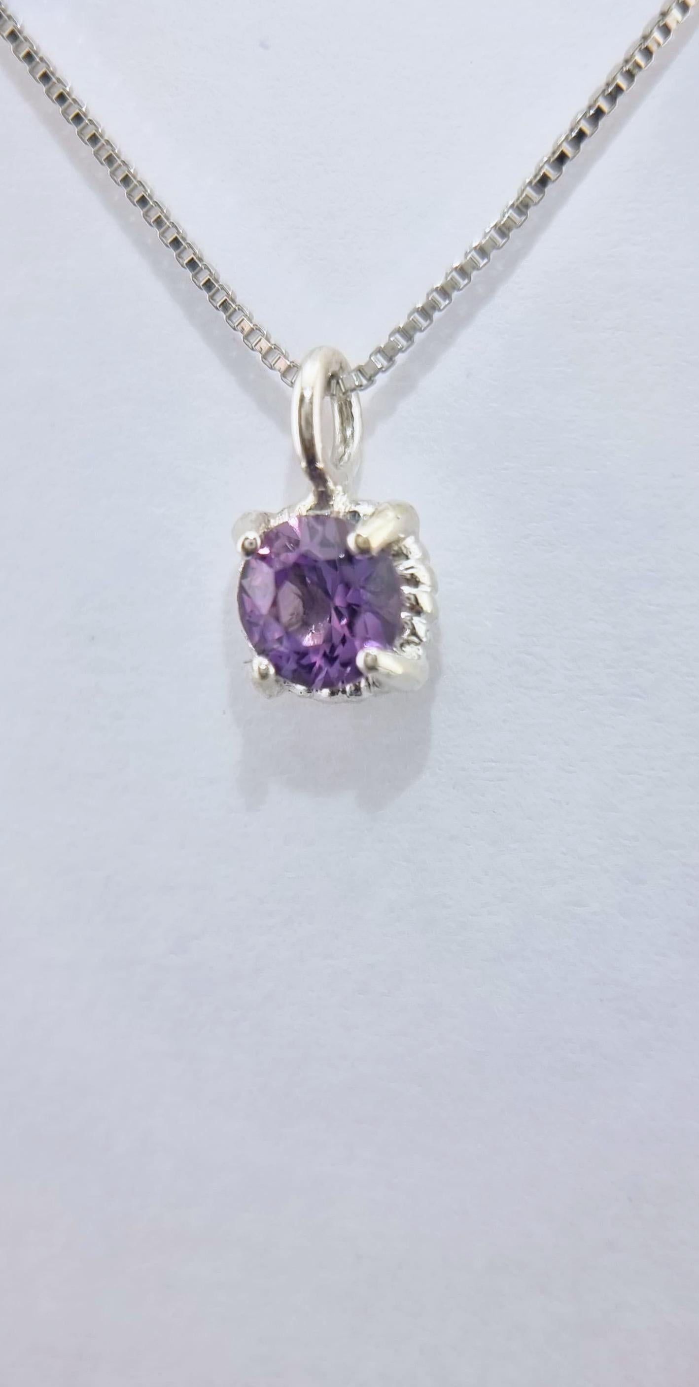 Moderne Magnifique pendentif améthyste ronde torsadée de 6 mm en argent sterling avec chaîne italienne en vente