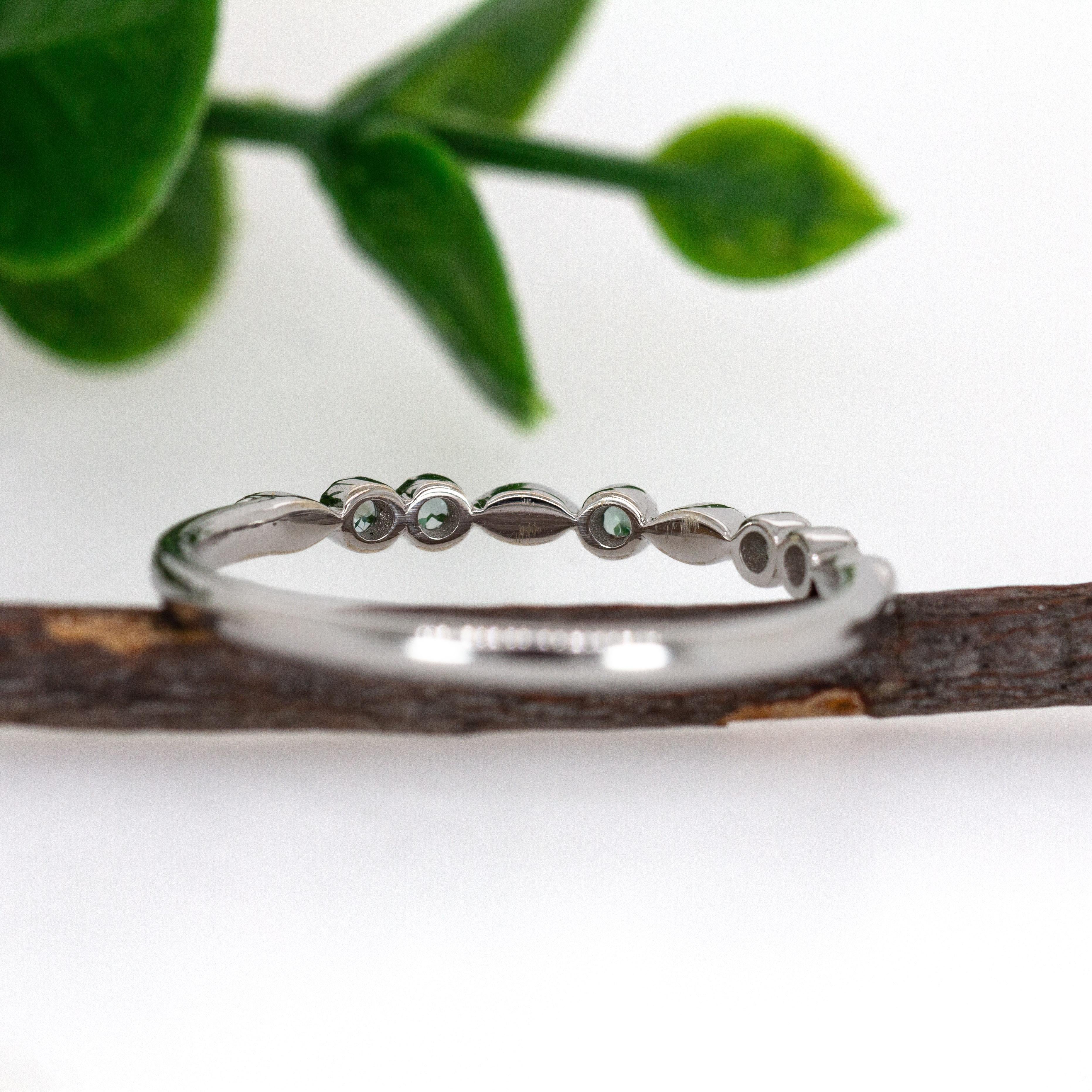 Taglio rotondo Dainty Alexandrite Band with Milgrain Details in Solid 14K White Gold  RD 2mm in vendita