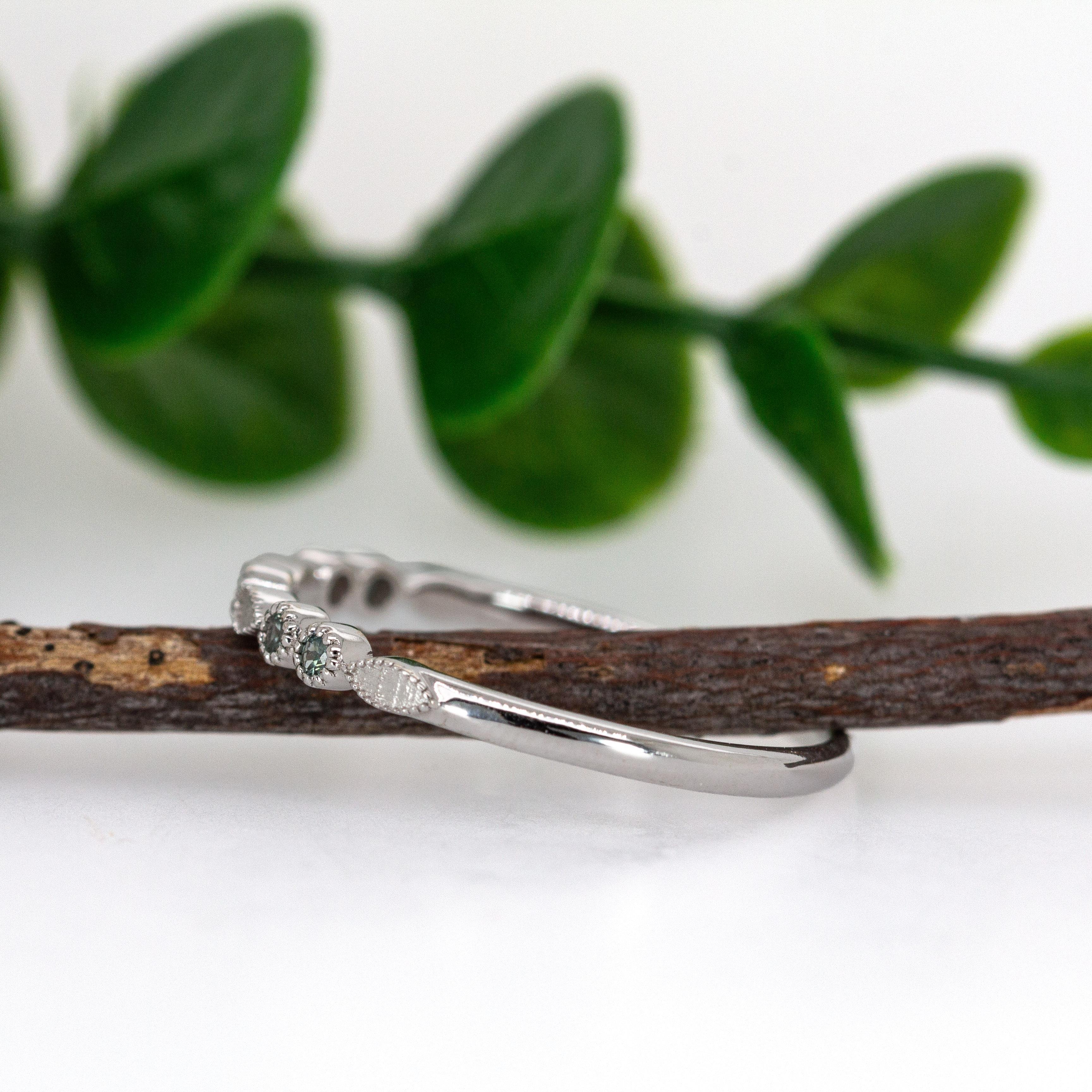 Donna Dainty Alexandrite Band with Milgrain Details in Solid 14K White Gold  RD 2mm in vendita