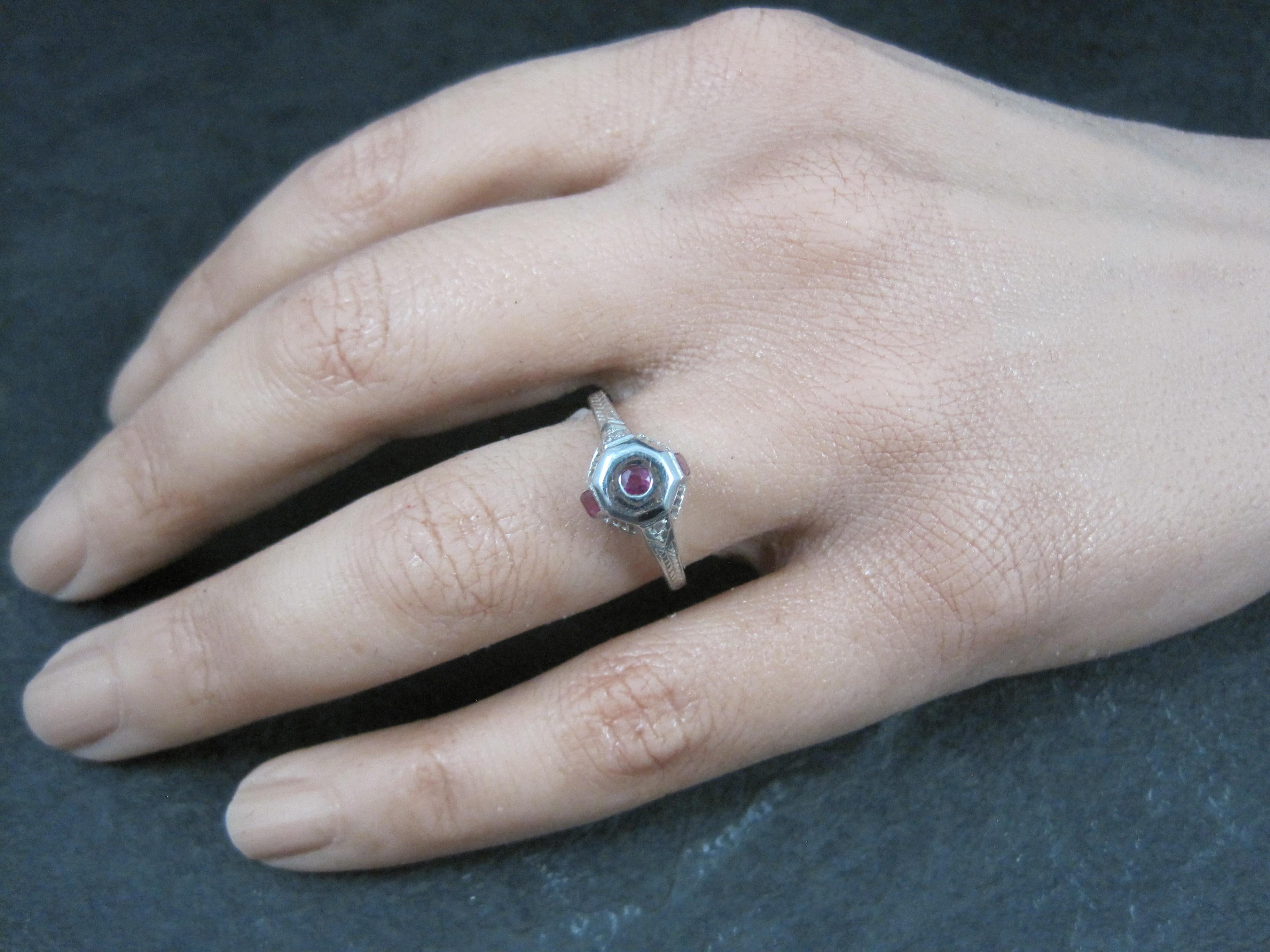 Dainty Art Déco 9k Bague de fiançailles avec diamants taille 6,5 en vente 12