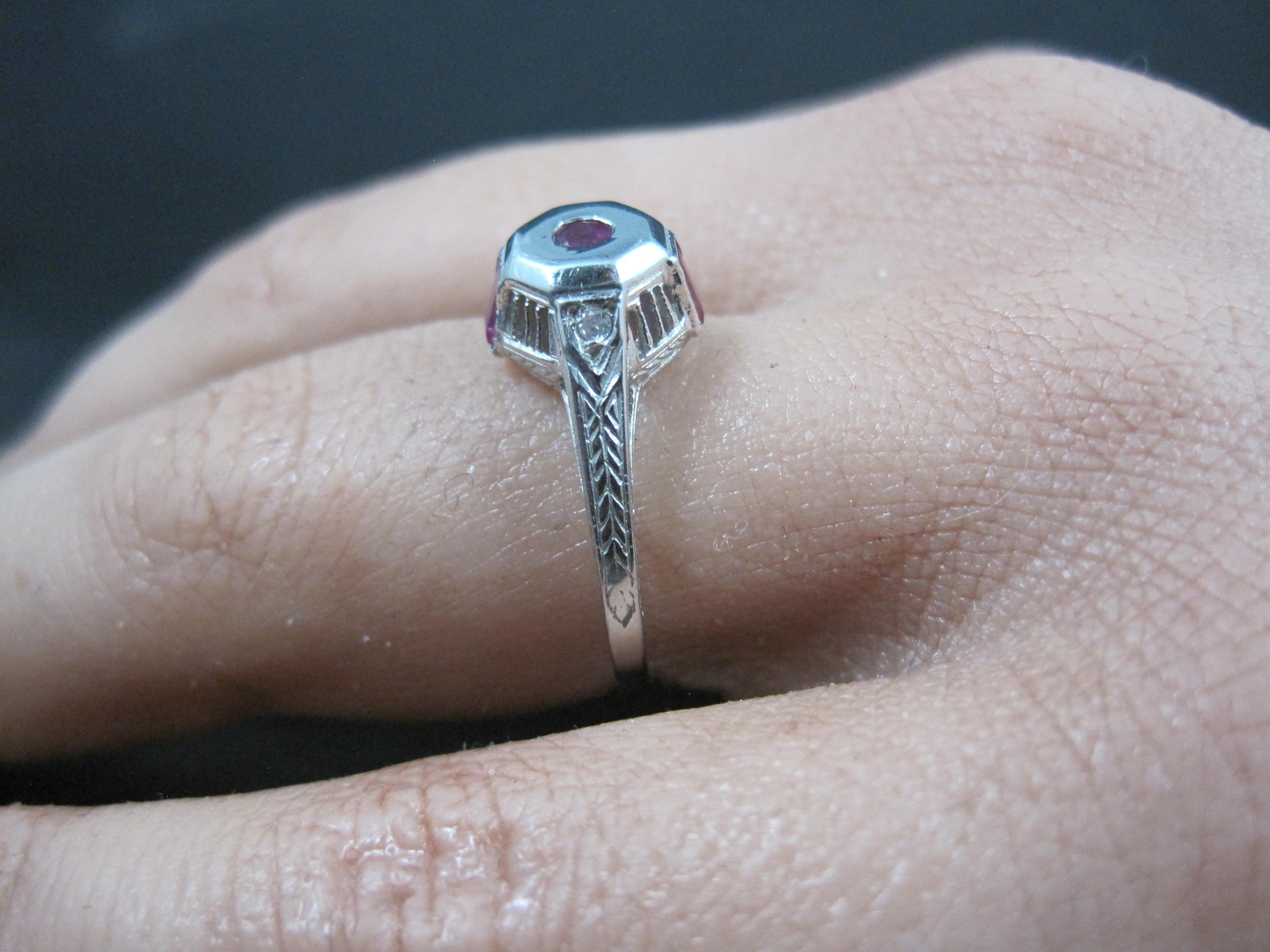 Dainty Art Déco 9k Bague de fiançailles avec diamants taille 6,5 en vente 13
