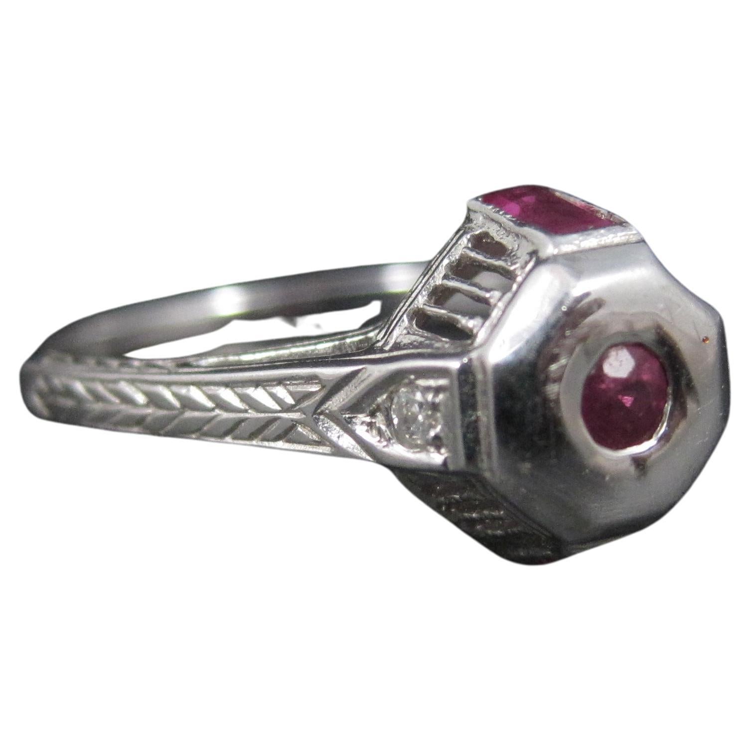 Cette magnifique bague en rubis et diamants est dans un état phénoménal. S'il a été porté, il l'a été très peu.

Elle comporte un rubis de 2,5 mm, 2 rubis baguettes de 2 x 4 mm et 2 petits diamants naturels.
Il porte le motif classique du blé