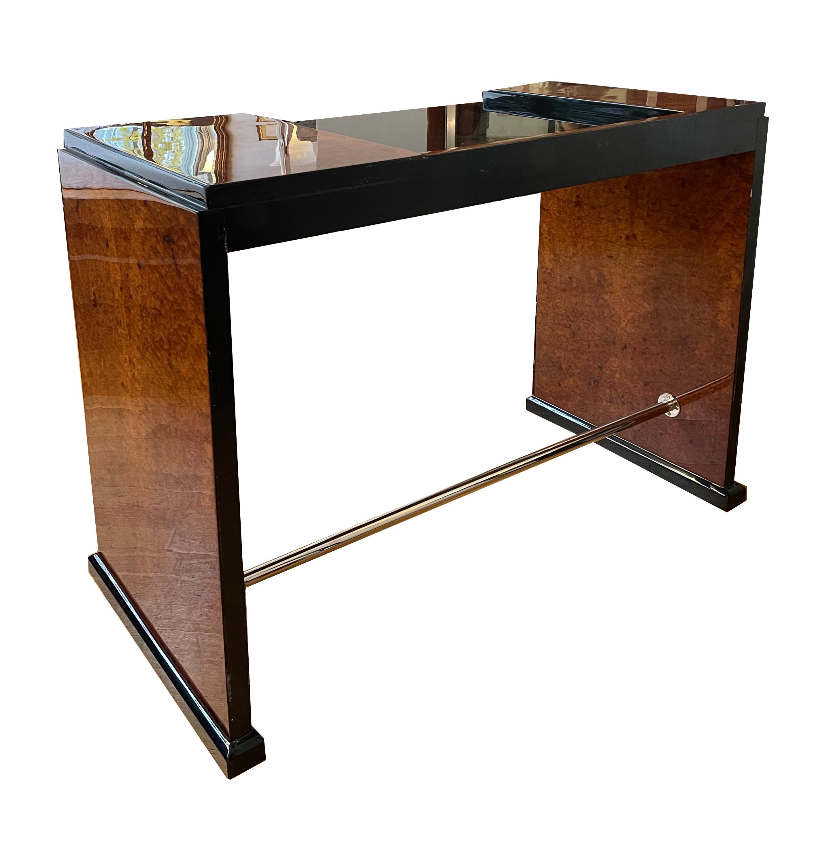 Zierlicher Art Deco Schreibtisch  Frankreich um 1925. Wurzelholz und schwarzer Lack. im Angebot 4