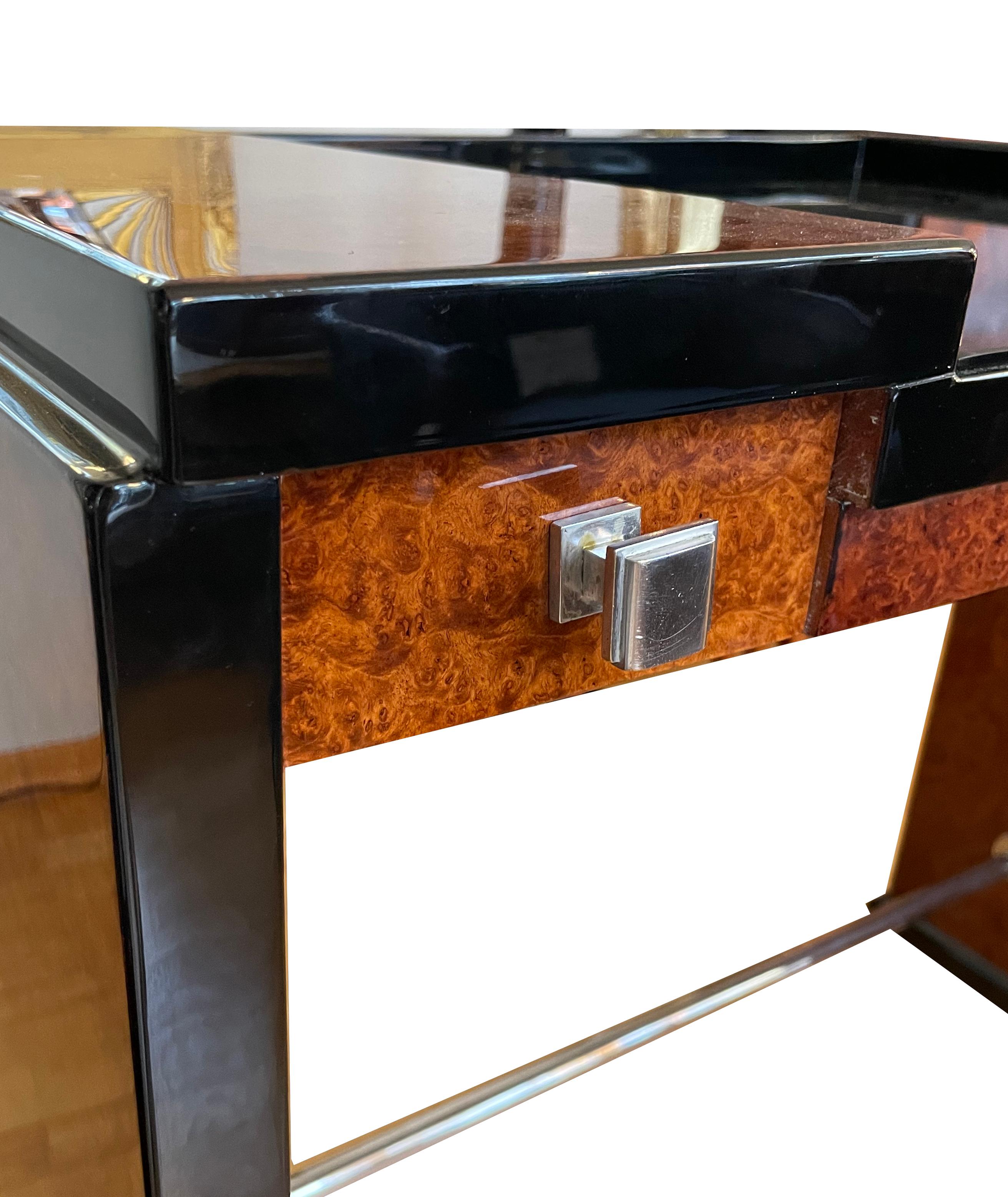 Zierlicher Art Deco Schreibtisch  Frankreich um 1925. Wurzelholz und schwarzer Lack. im Angebot 5