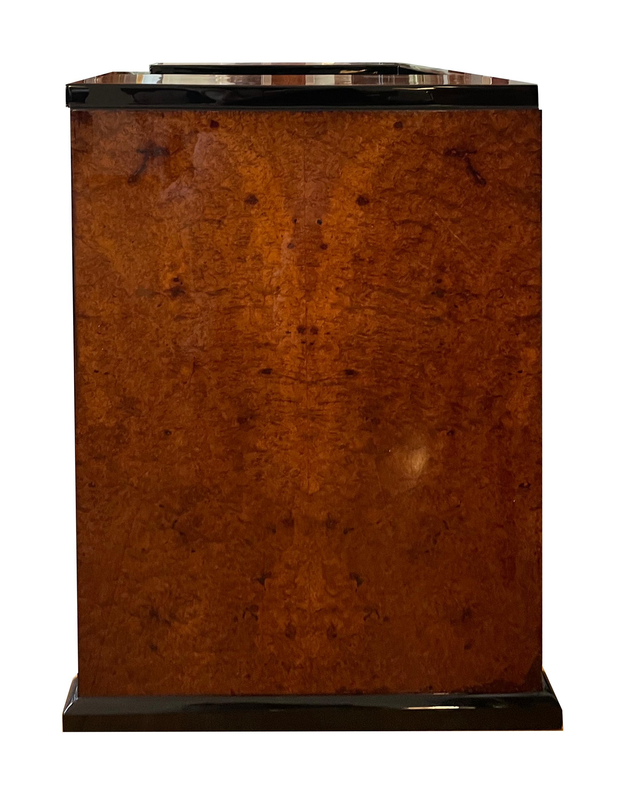 Zierlicher Art Deco Schreibtisch  Frankreich um 1925. Wurzelholz und schwarzer Lack. im Angebot 6