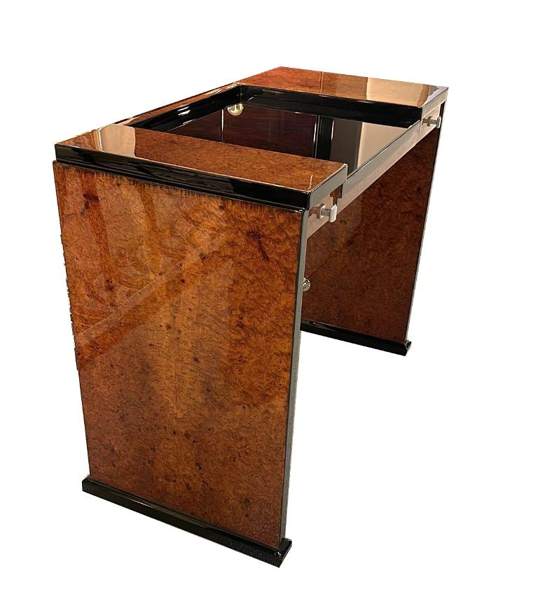 In der exquisiten Welt des französischen Art-Déco-Designs von 1925 ist ein zierlicher Schreibtisch ein Zeugnis der raffinierten Handwerkskunst und Eleganz dieser Epoche. Aus Wurzelholz gefertigt und mit schwarzem Lack verziert, strahlt dieses Stück