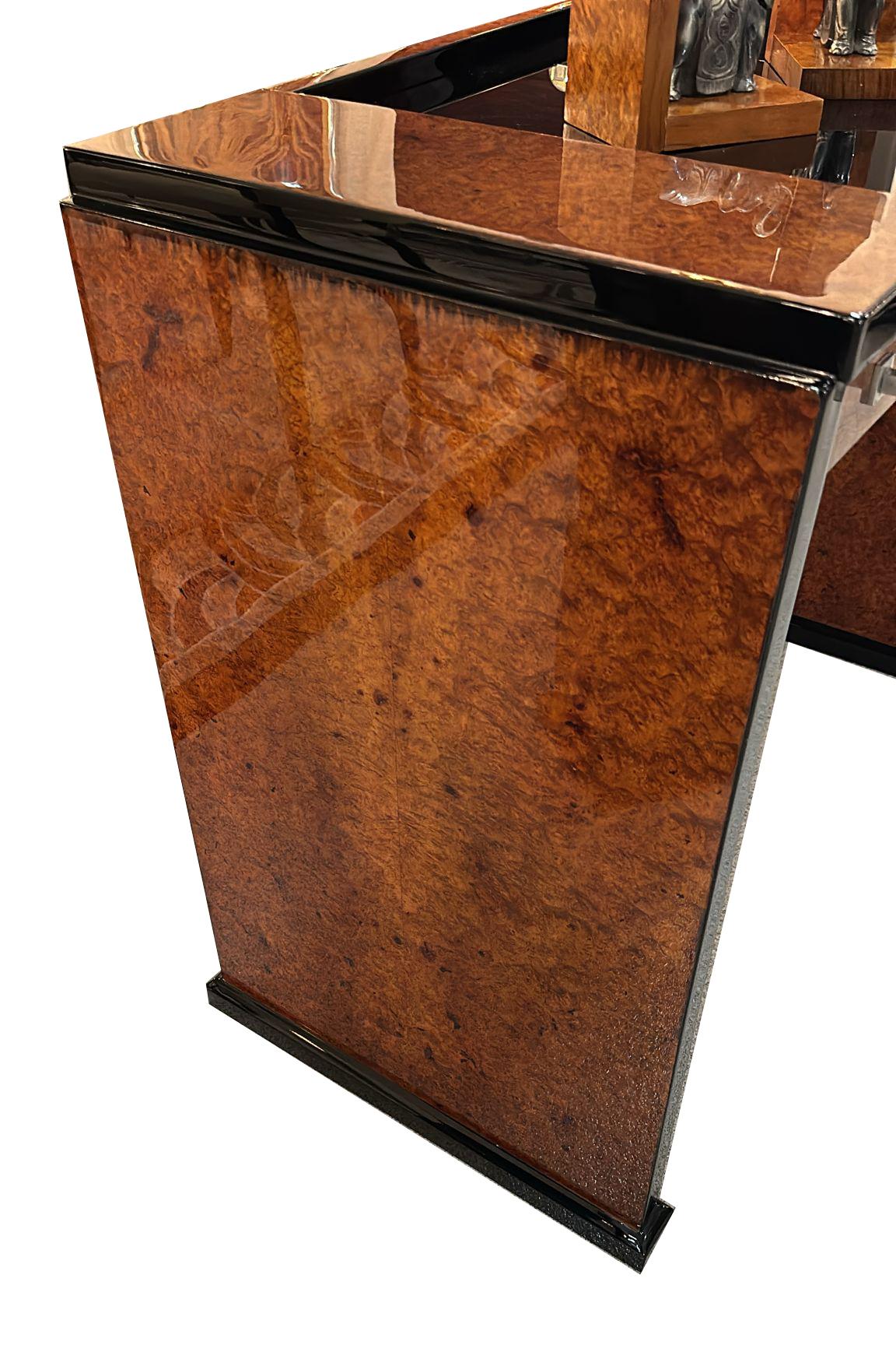 Zierlicher Art Deco Schreibtisch  Frankreich um 1925. Wurzelholz und schwarzer Lack. im Zustand „Hervorragend“ im Angebot in Wiesbaden, DE