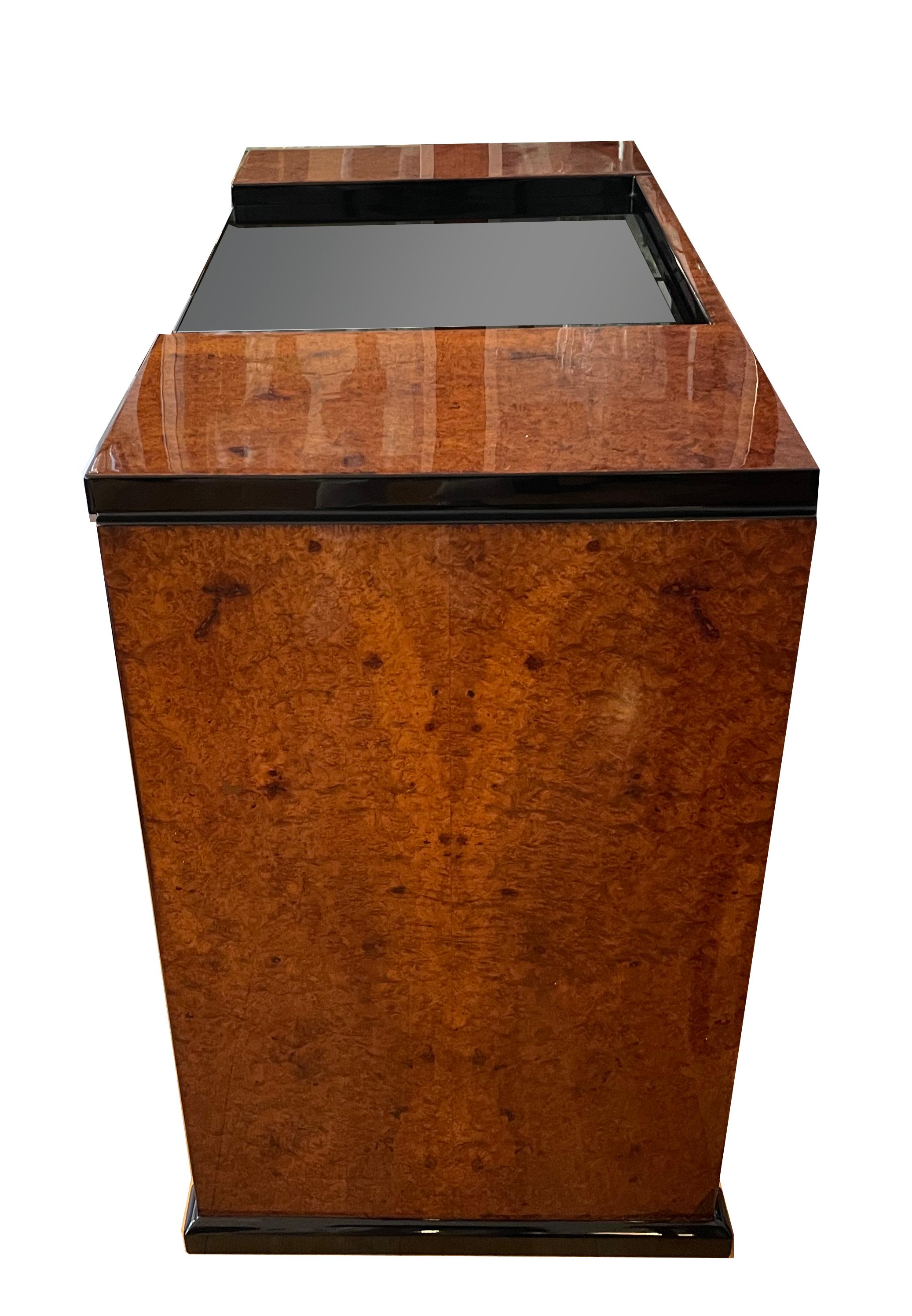 Zierlicher Art Deco Schreibtisch  Frankreich um 1925. Wurzelholz und schwarzer Lack. (Frühes 20. Jahrhundert) im Angebot