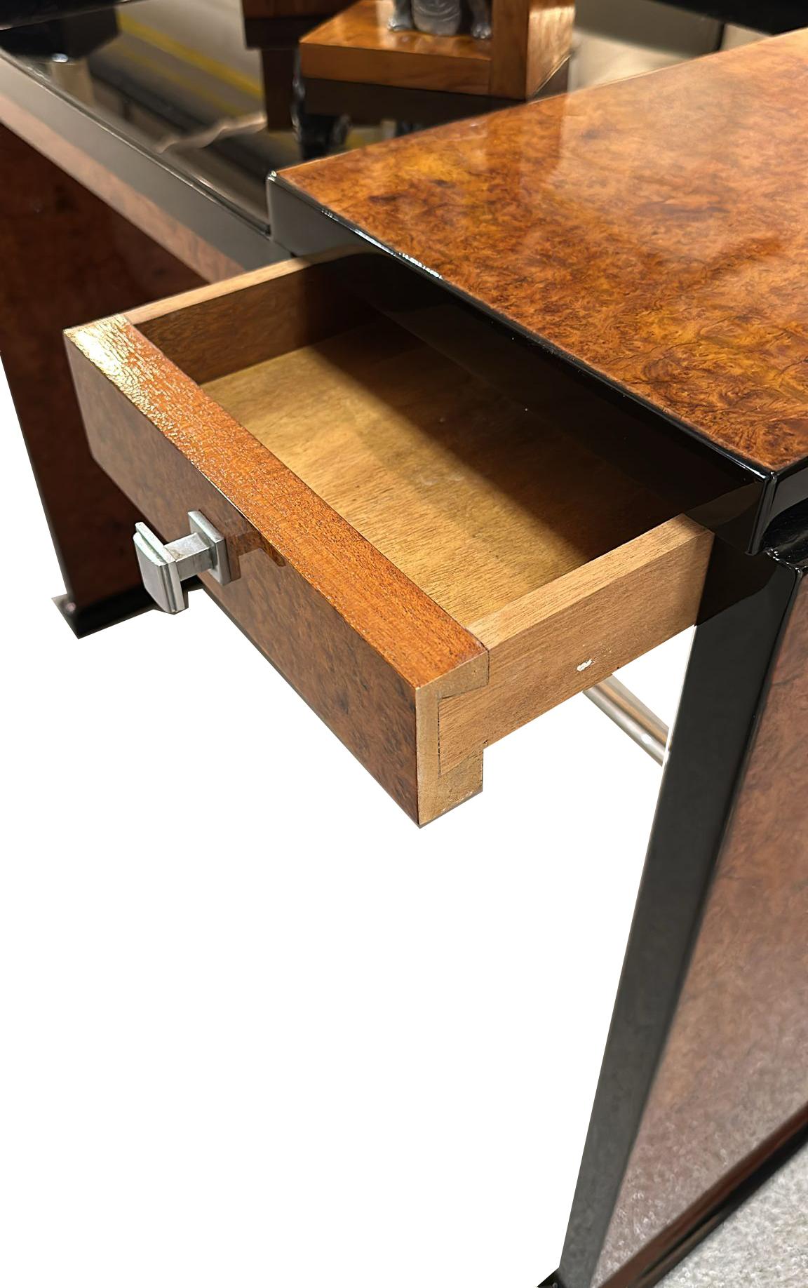 Zierlicher Art Deco Schreibtisch  Frankreich um 1925. Wurzelholz und schwarzer Lack. (Amboyna) im Angebot