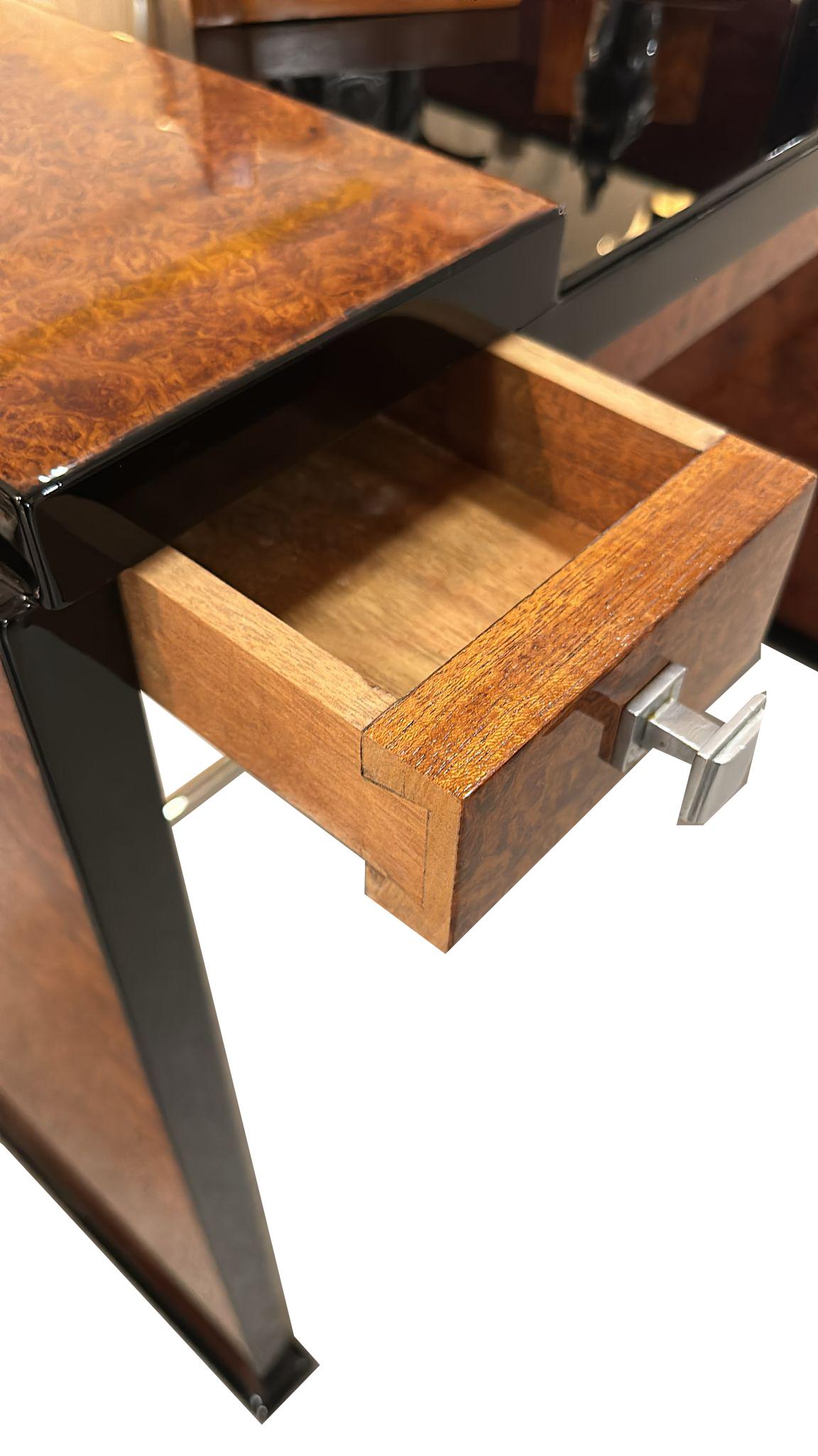 Zierlicher Art Deco Schreibtisch  Frankreich um 1925. Wurzelholz und schwarzer Lack. im Angebot 1