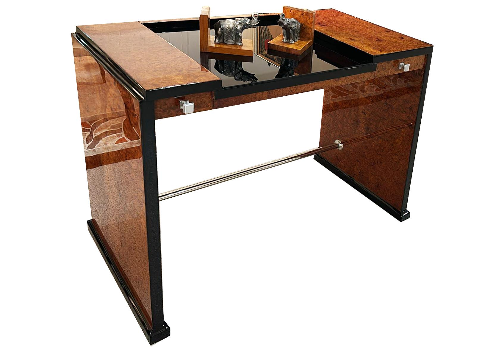 Zierlicher Art Deco Schreibtisch  Frankreich um 1925. Wurzelholz und schwarzer Lack. im Angebot 2