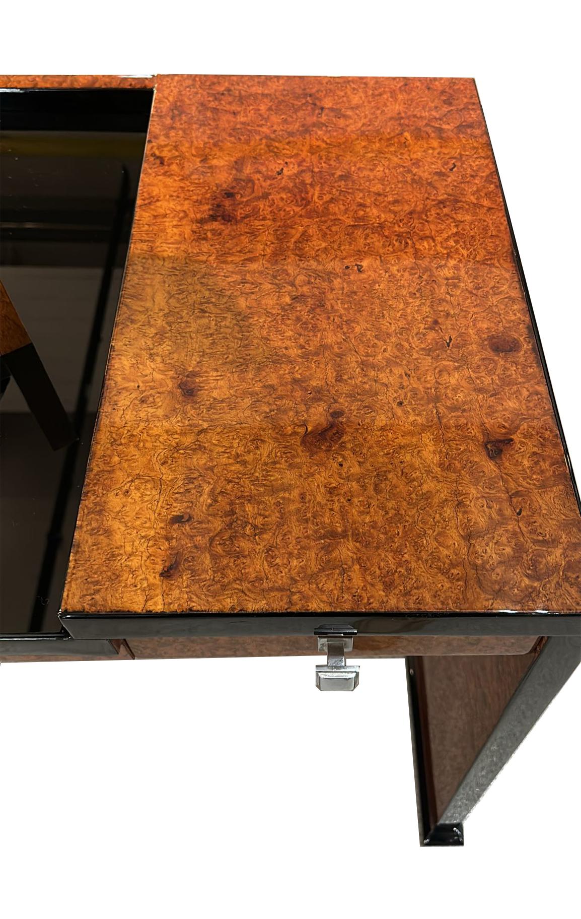 Zierlicher Art Deco Schreibtisch  Frankreich um 1925. Wurzelholz und schwarzer Lack. im Angebot 3