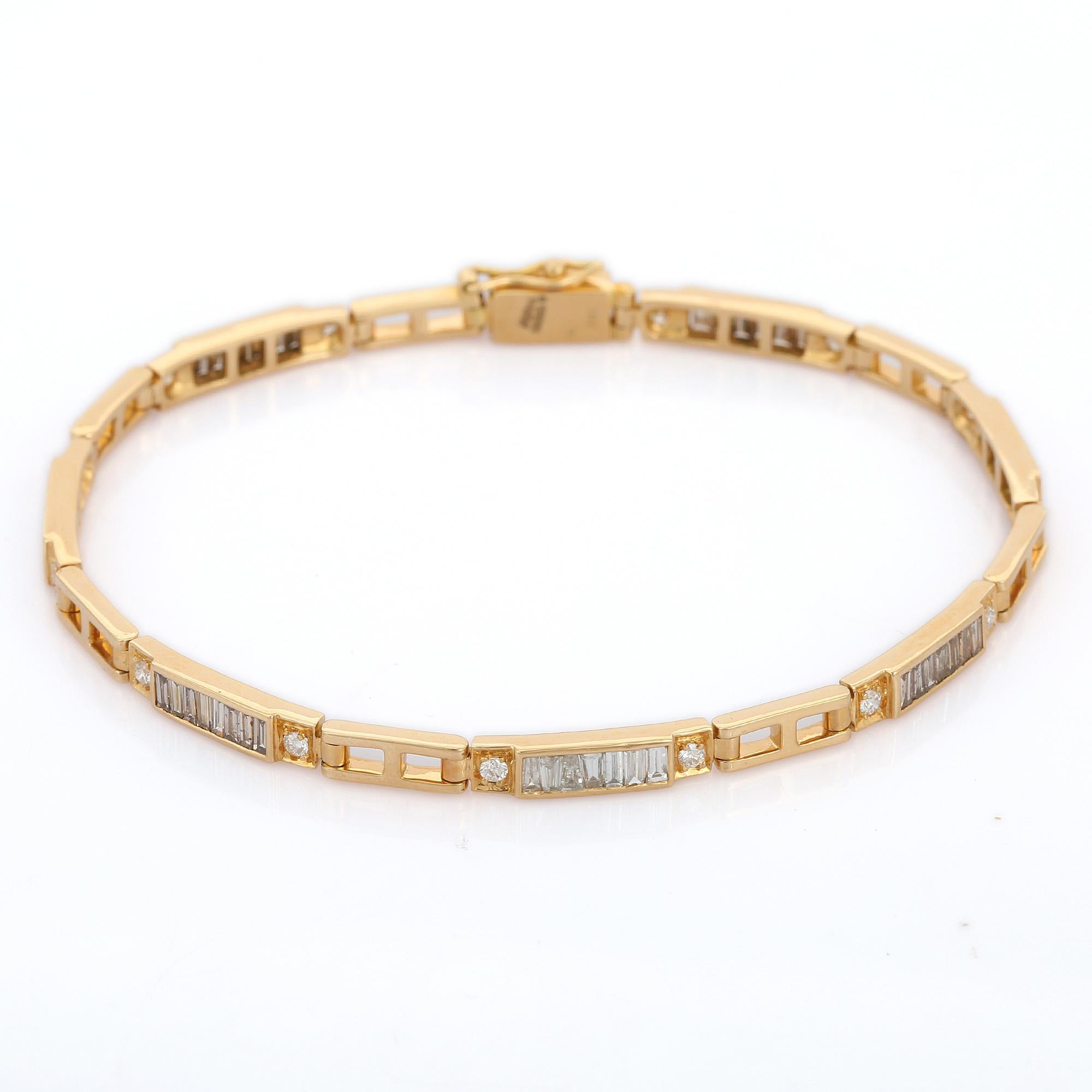 Artisan Bracelet élégant en or jaune 18 carats avec diamants taille baguette  en vente