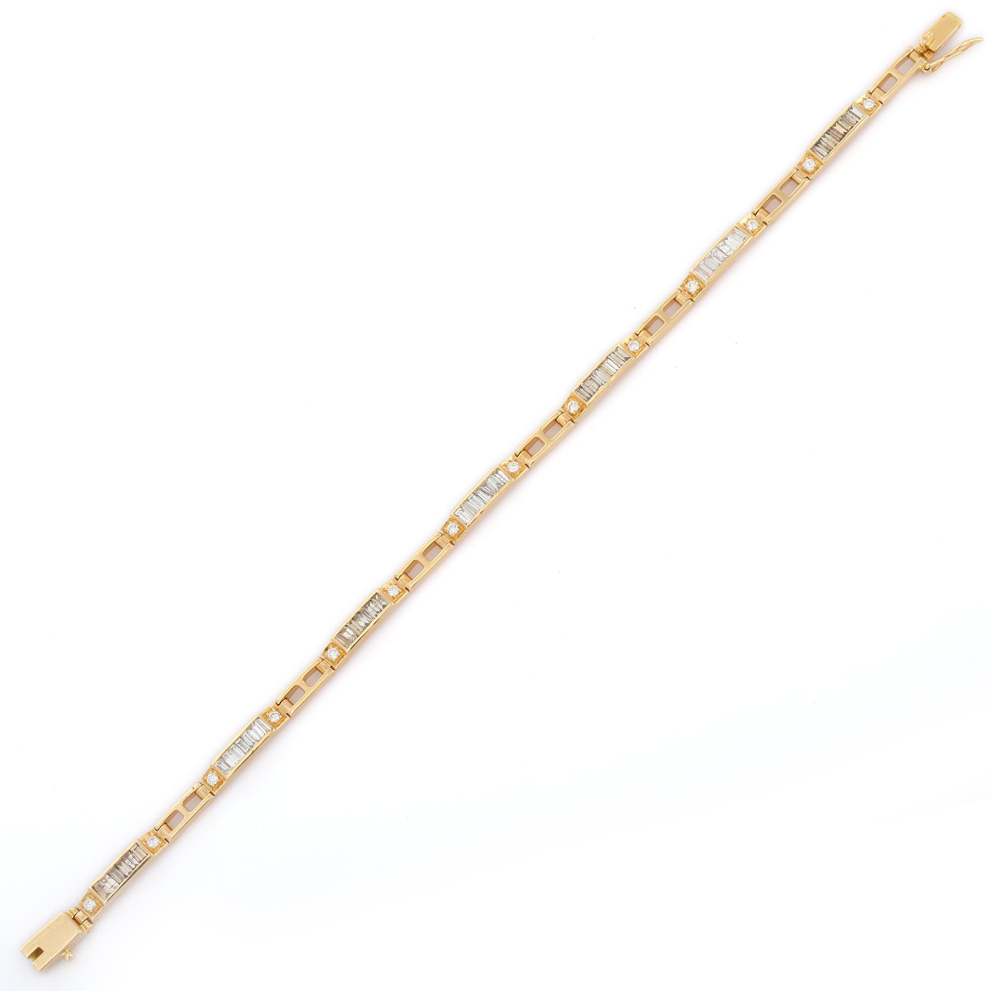 Taille baguette Bracelet élégant en or jaune 18 carats avec diamants taille baguette  en vente