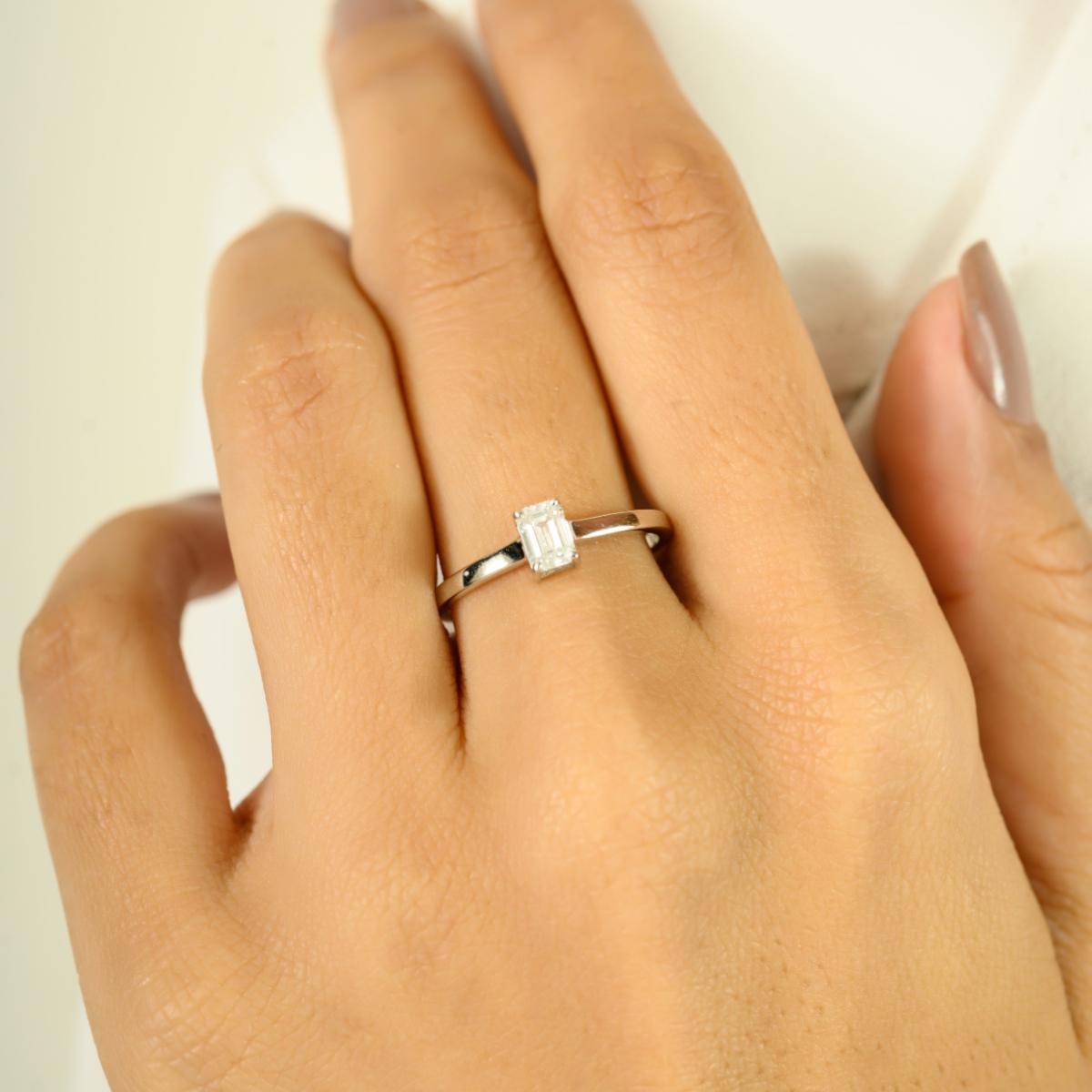 En vente :  Bague de fiançailles grappe de diamants baguettes en or blanc massif 18 carats 2