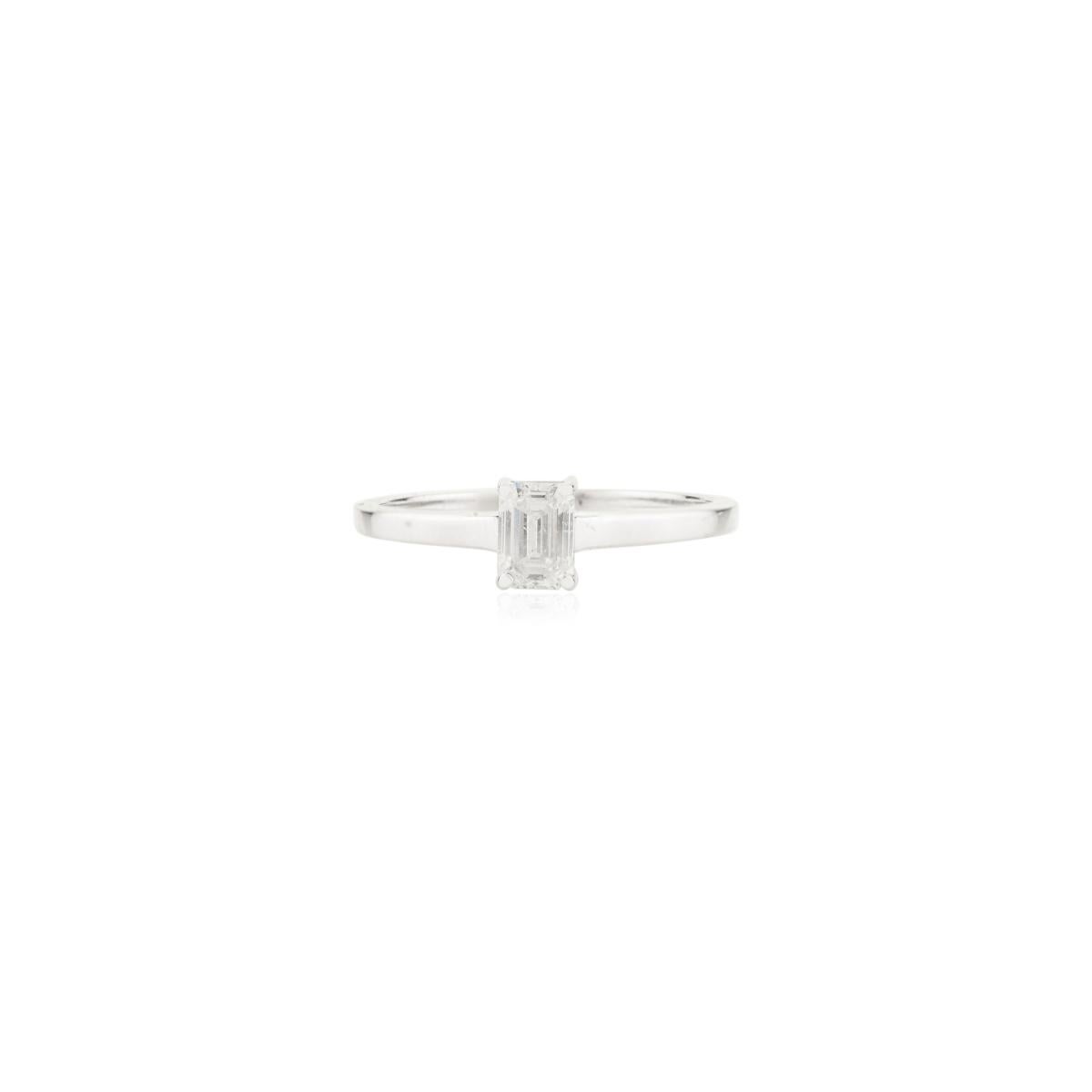En vente :  Bague de fiançailles grappe de diamants baguettes en or blanc massif 18 carats 3