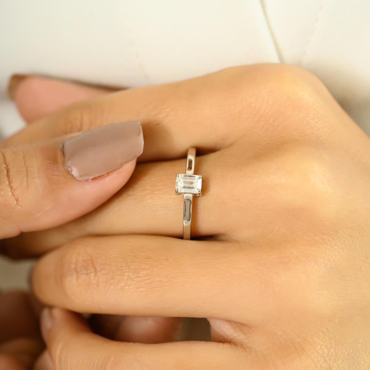 En vente :  Bague de fiançailles grappe de diamants baguettes en or blanc massif 18 carats 4