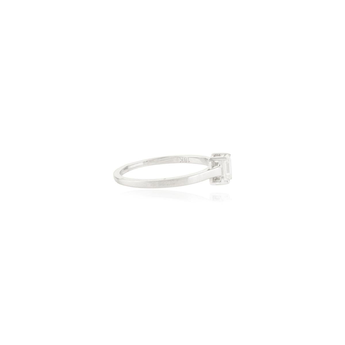 En vente :  Bague de fiançailles grappe de diamants baguettes en or blanc massif 18 carats 5