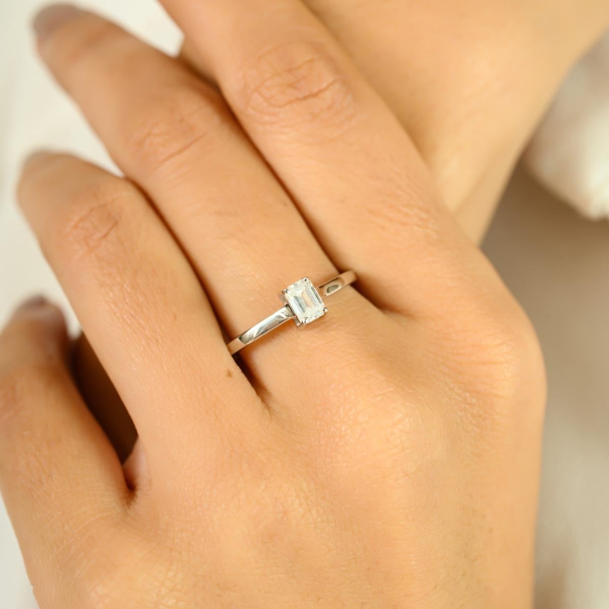 En vente :  Bague de fiançailles grappe de diamants baguettes en or blanc massif 18 carats 6