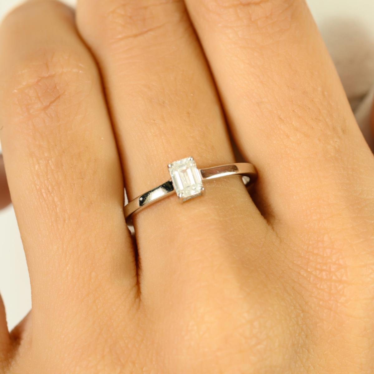En vente :  Bague de fiançailles grappe de diamants baguettes en or blanc massif 18 carats 8