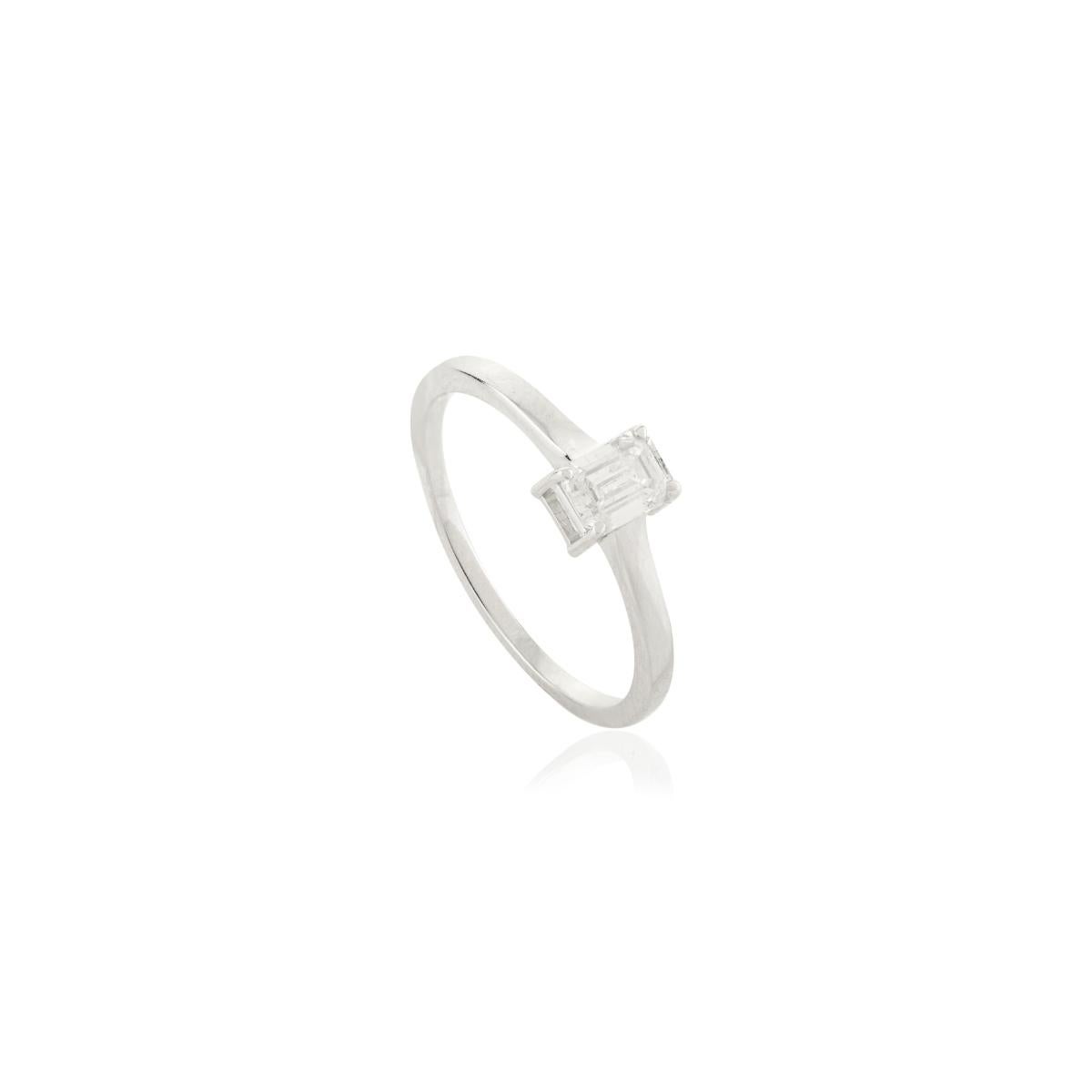 En vente :  Bague de fiançailles grappe de diamants baguettes en or blanc massif 18 carats 9