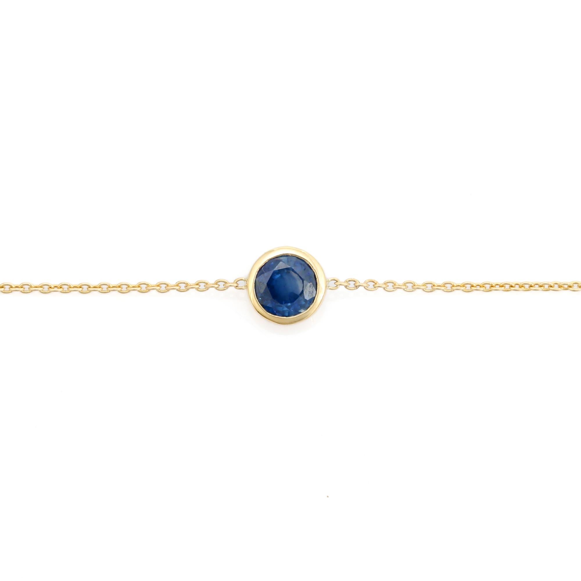 Questo grazioso braccialetto presenta uno zaffiro blu di 0,59 carati con taglio rotondo in un castone liscio, realizzato in oro giallo massiccio 14 carati. La pietra preziosa è saldamente incastonata nell'oro, conferendole un aspetto pulito e