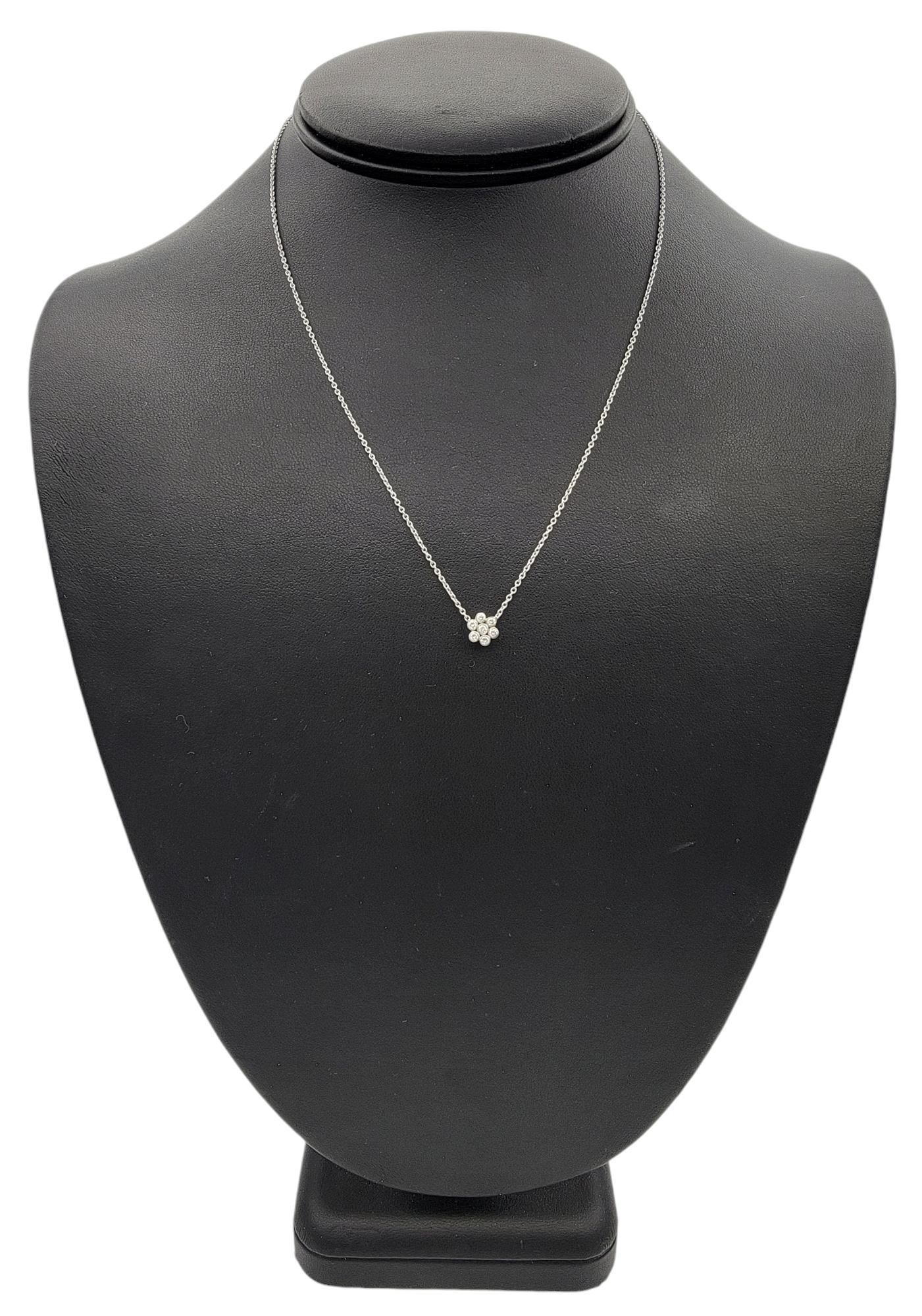 Collana con ciondolo a fiore di diamanti rotondi con castone in platino lucido in vendita 4