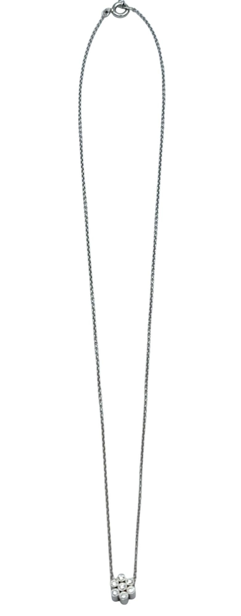 Contemporaneo Collana con ciondolo a fiore di diamanti rotondi con castone in platino lucido in vendita