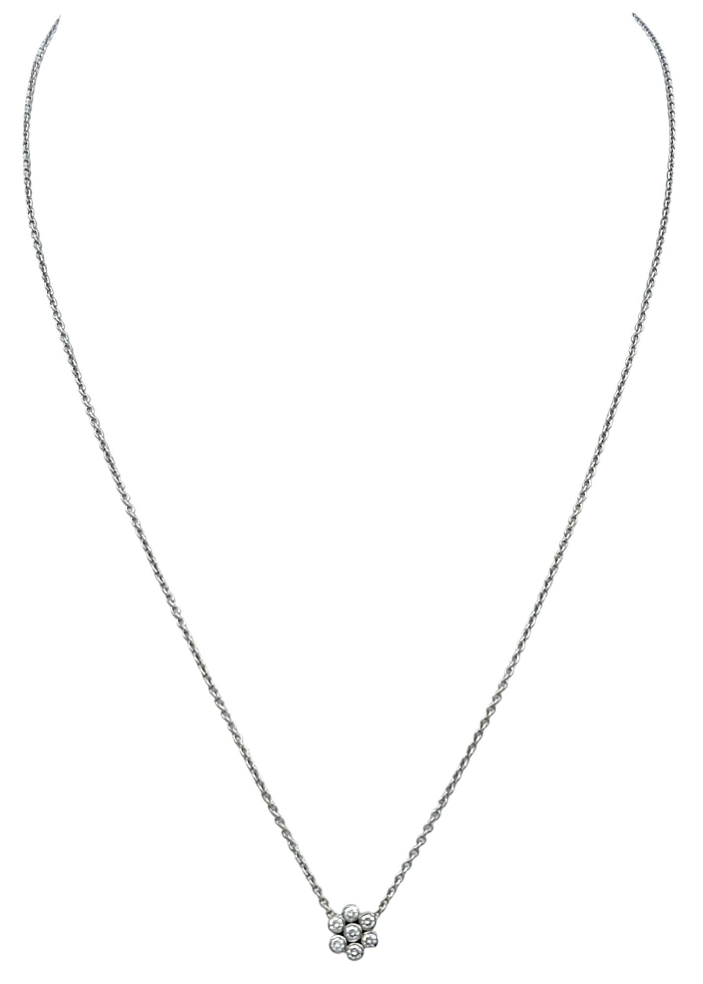 Taglio rotondo Collana con ciondolo a fiore di diamanti rotondi con castone in platino lucido in vendita