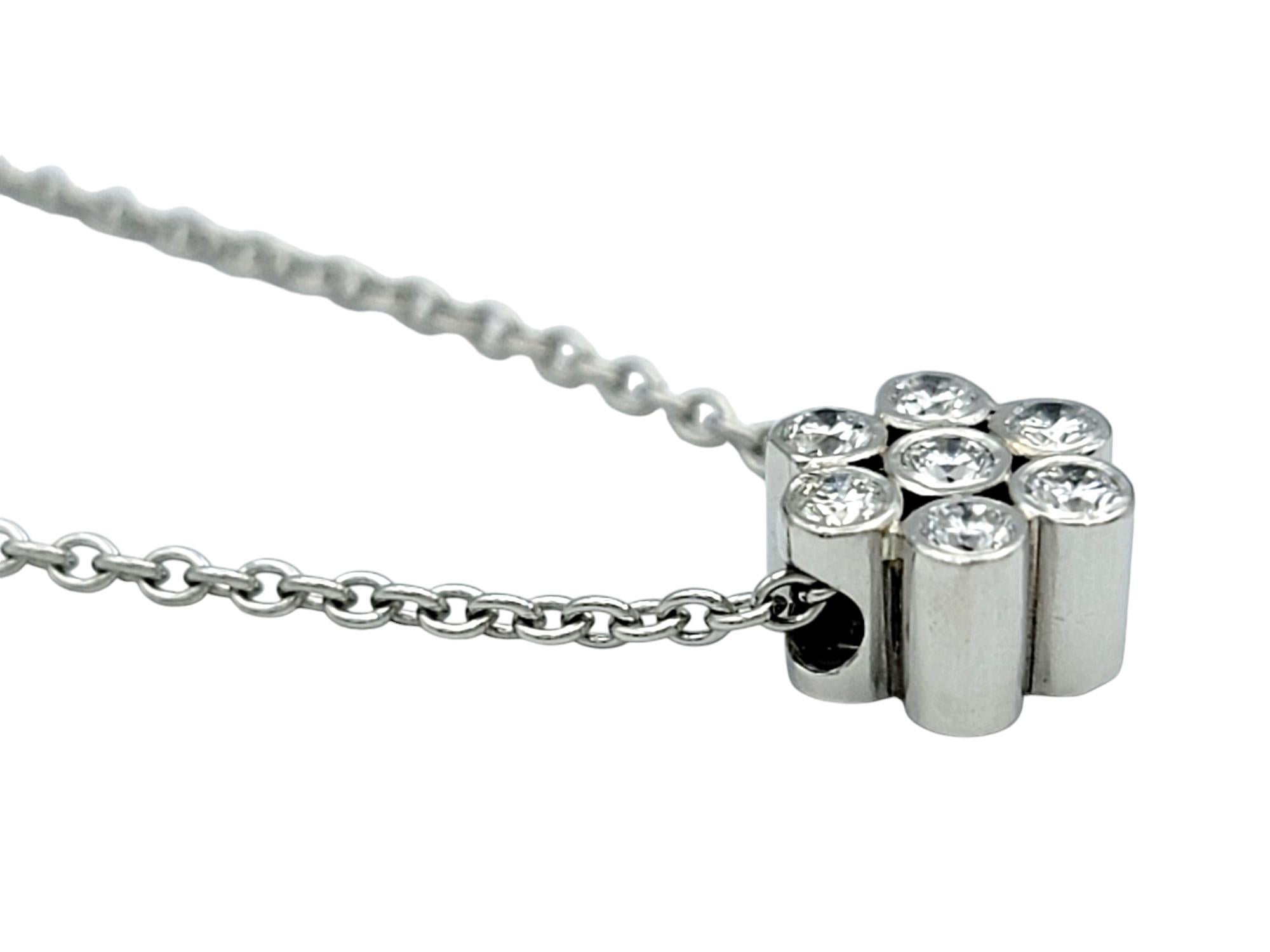 Collana con ciondolo a fiore di diamanti rotondi con castone in platino lucido In condizioni buone in vendita a Scottsdale, AZ