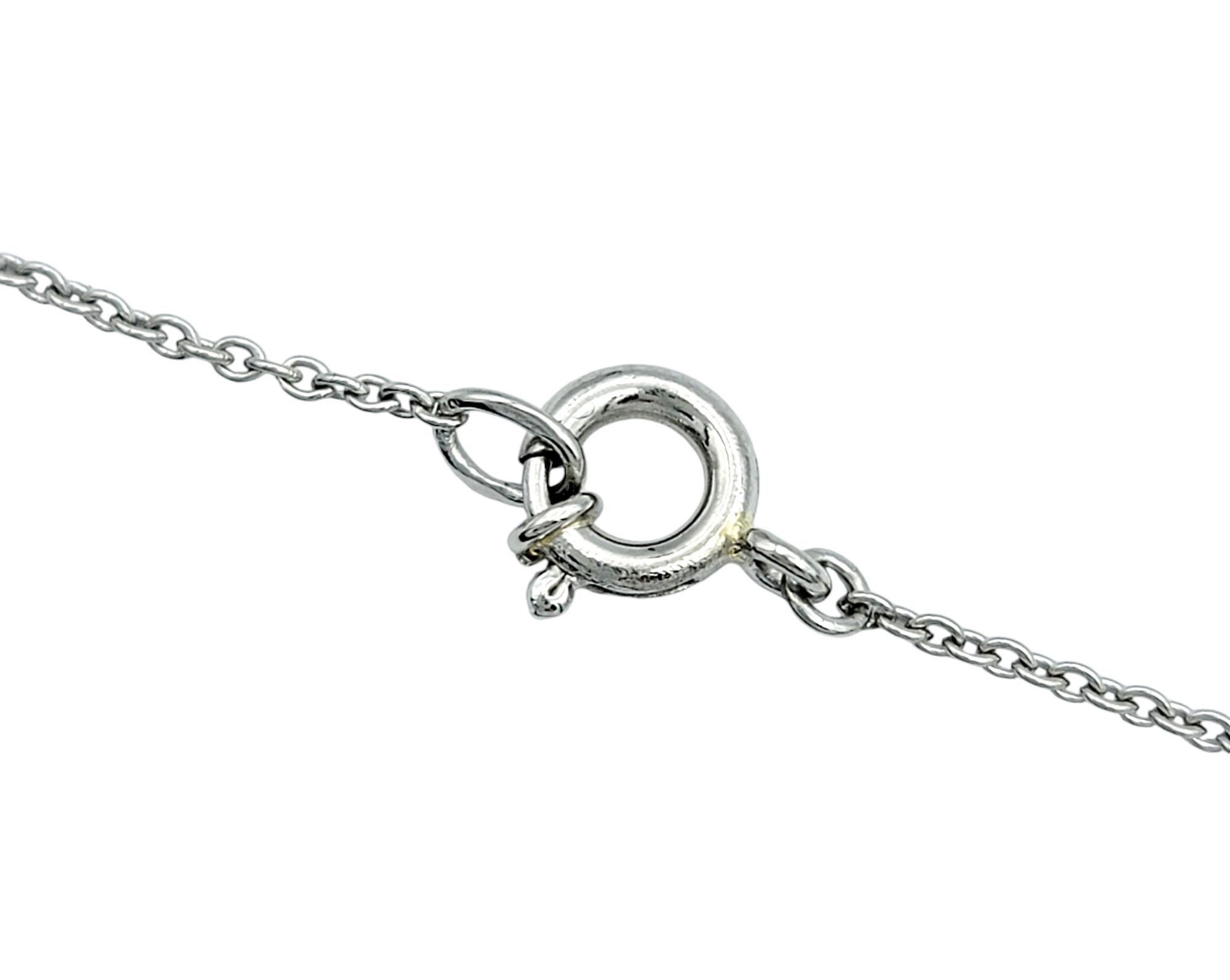 Collana con ciondolo a fiore di diamanti rotondi con castone in platino lucido in vendita 1