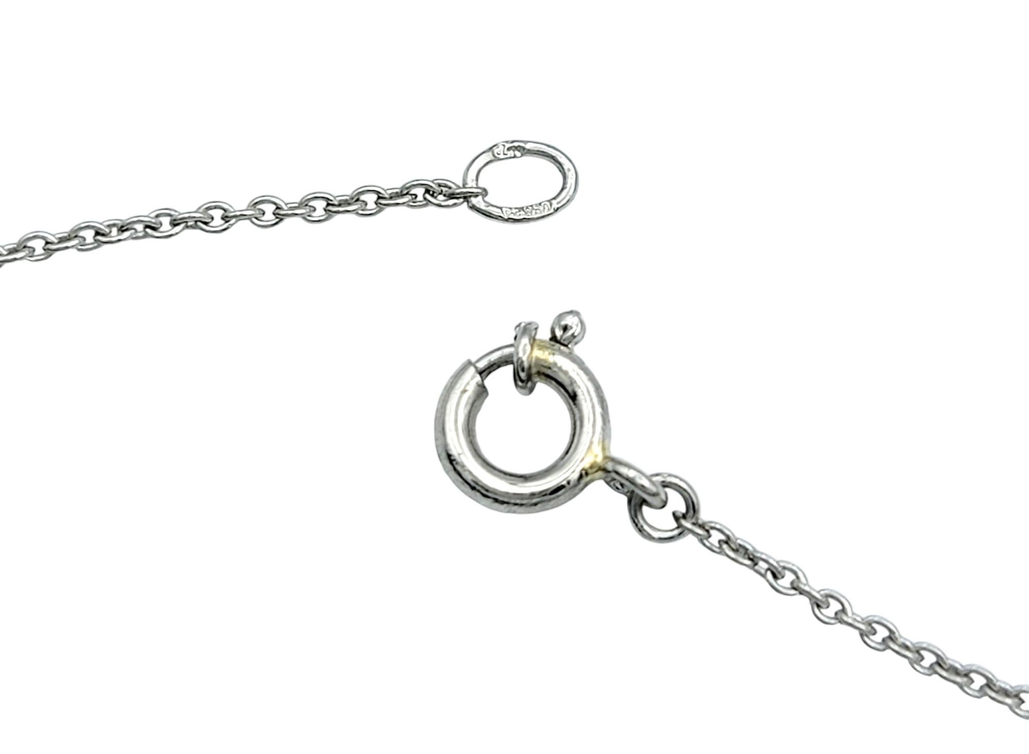 Collana con ciondolo a fiore di diamanti rotondi con castone in platino lucido in vendita 2